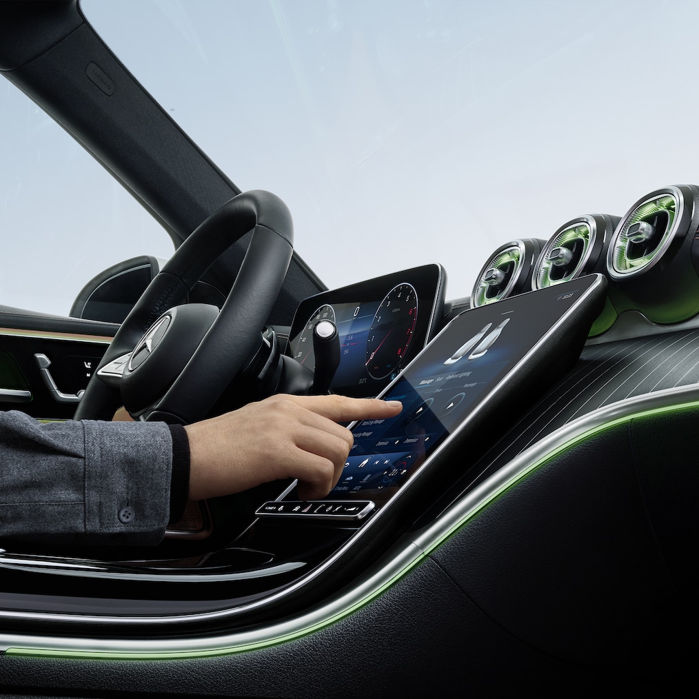 Närbild av förarplatsens displayer i en Mercedes-Benz C-Klass.