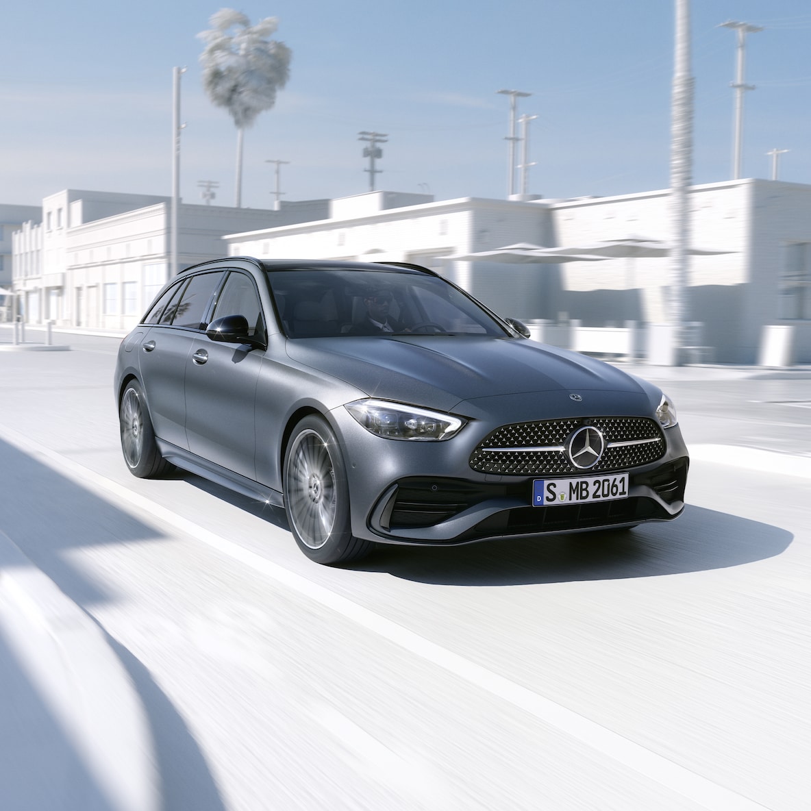Frontal sidovy av en Mercedes-Benz C-Klass Kombi.
