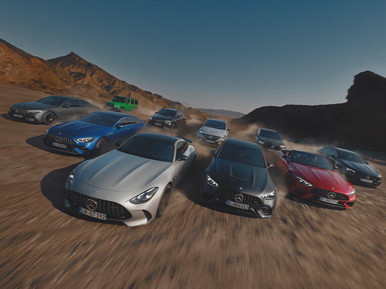 Flera Mercedes-AMG-fordon som representerar det breda utbudet av Mercedes-AMG-fordon.