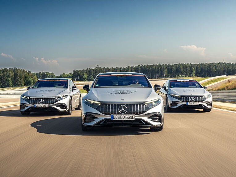 Tre Mercedes-AMG-bilar på en tävlingsbana.