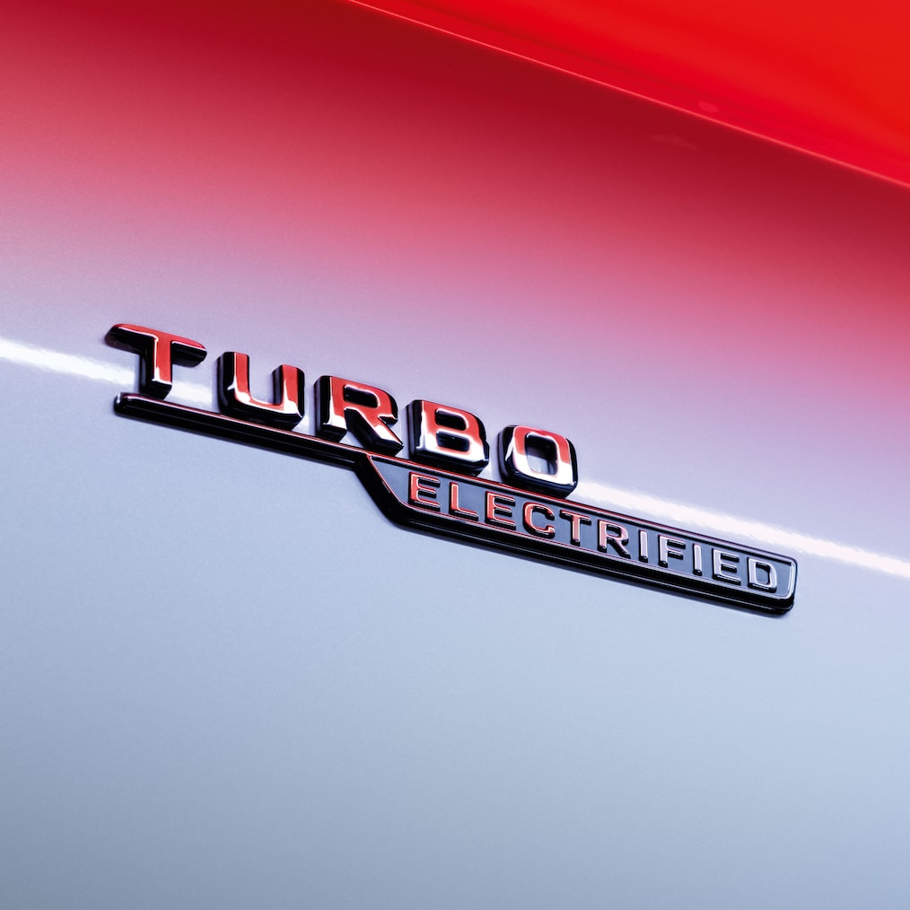 TURBO ELECTRIFIED-emblemet på framskärmarna.