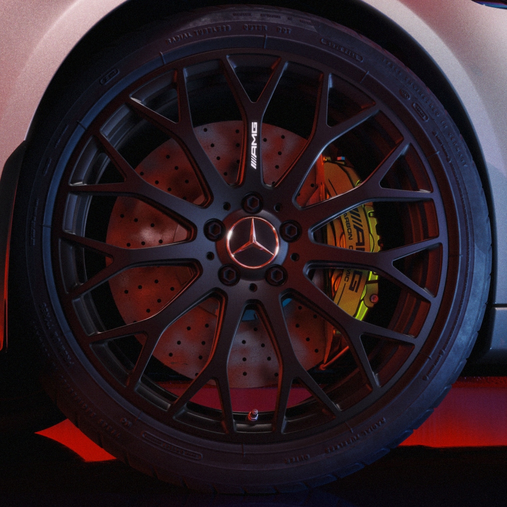 Närbild av AMG-smidd fälg RZT på en Mercedes-AMG C 63 S E PERFORMANCE.