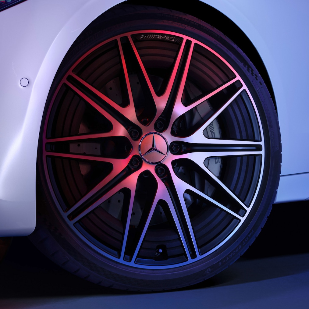 AMG lättmetallfälgar i 5-dubbelekerdesign på en Mercedes-AMG C 43.