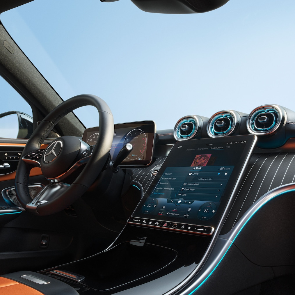 Närbild av förarplatsens displayer i en Mercedes-Benz C-Klass.
