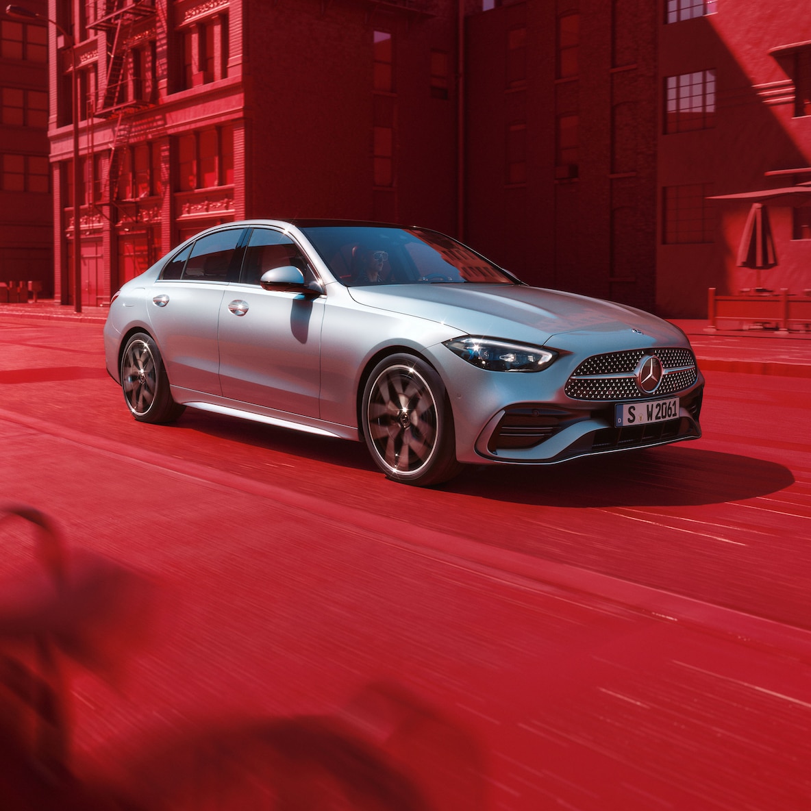 Frontal sidovy av en Mercedes-Benz C-Klass Sedan.