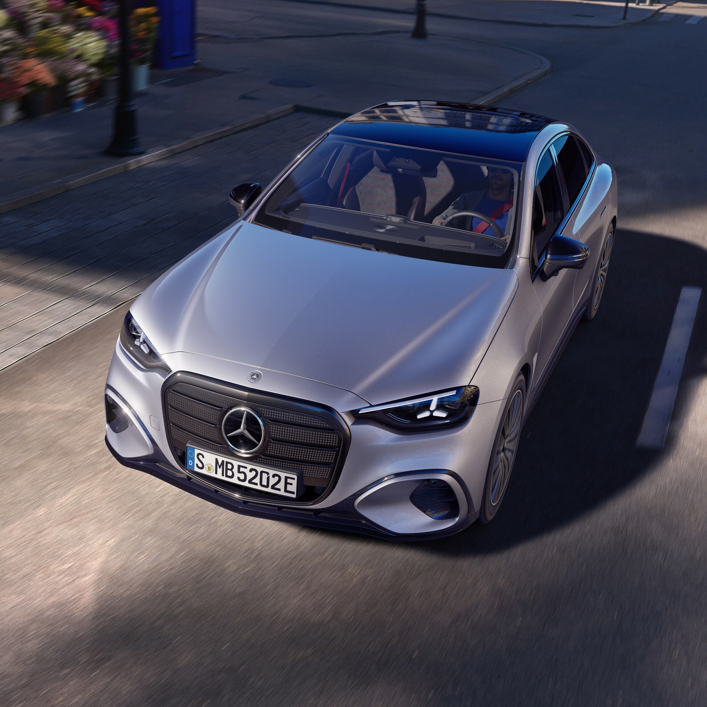 Röd helelektrisk Mercedes-Benz CLA sett snett underifrån