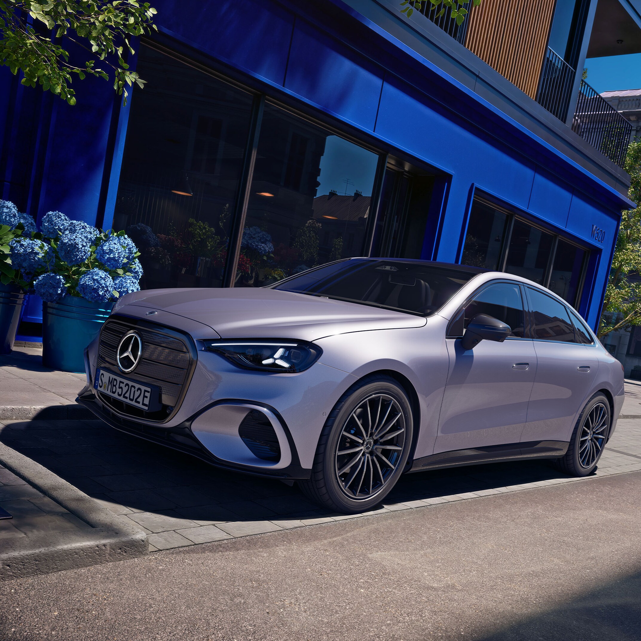 Silverfärgad helelektrisk Mercedes-Benz C-Klass sedd snett framifrån.