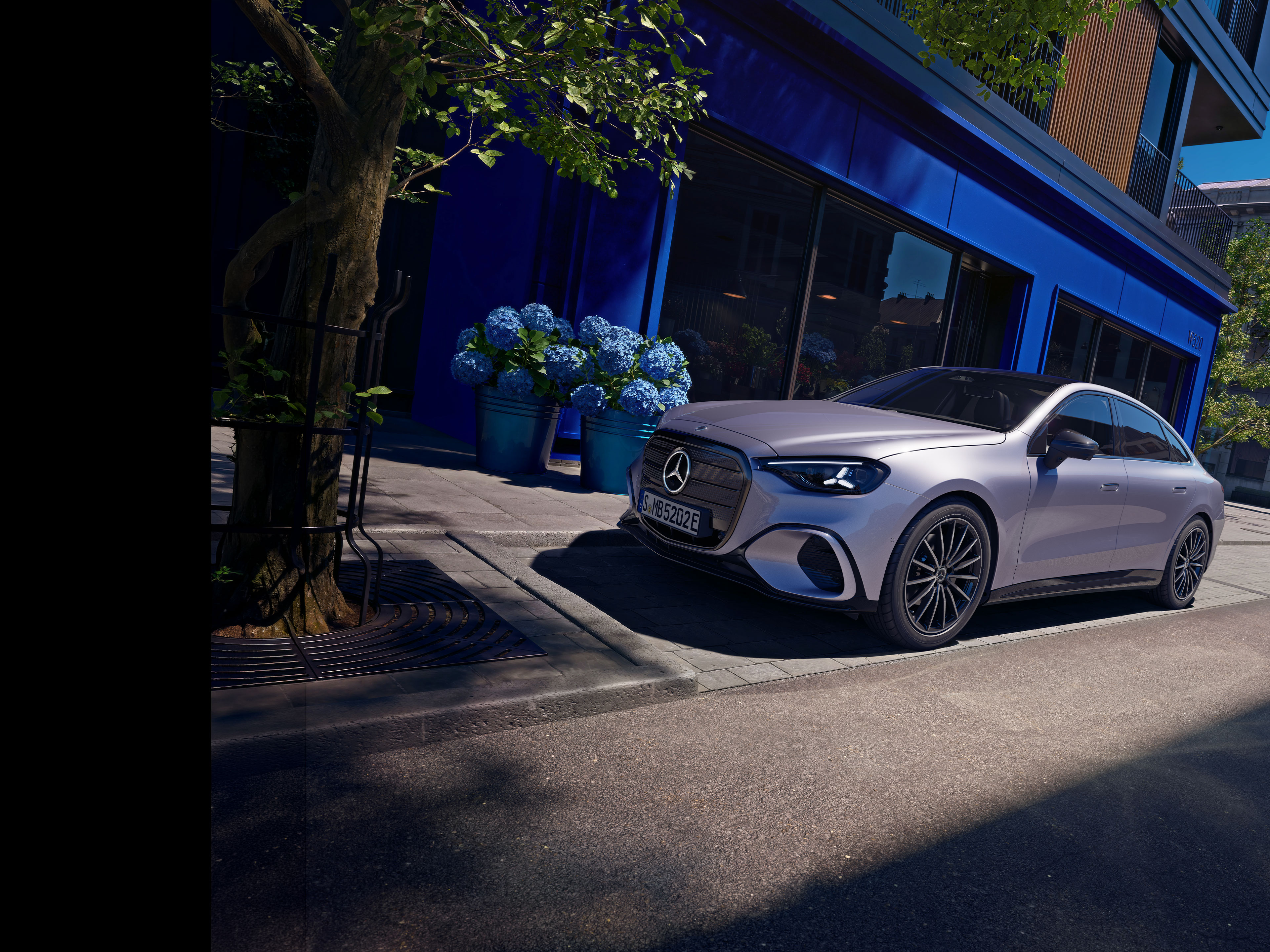 C-Klass | Mercedes-Benz Magazine Elektrisk C-Klass från Mercedes-Benz parkerad utanför en butik.