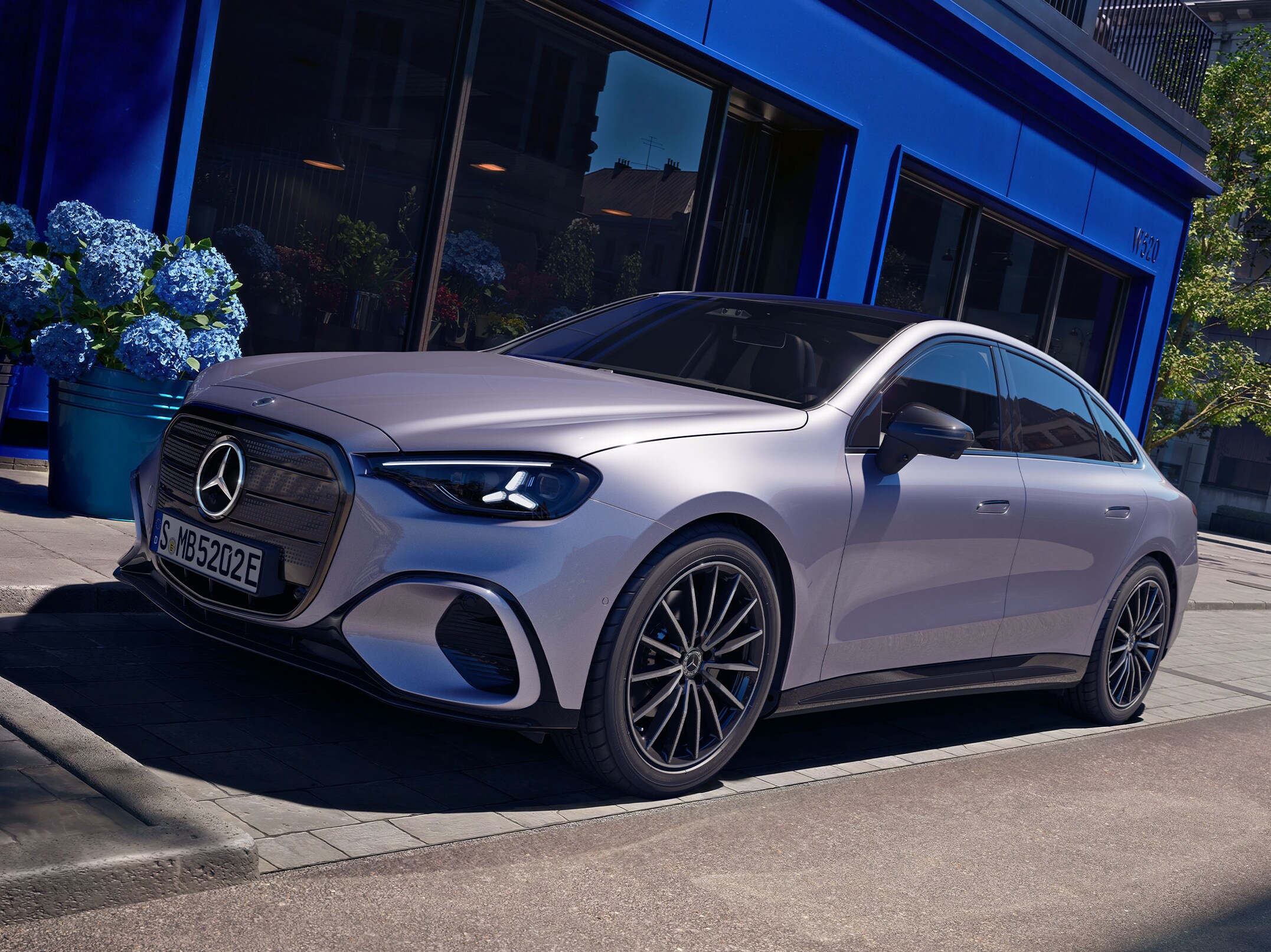 Mercedes-Benz C-Klass electric parkerad framför en blå butiksfasad.