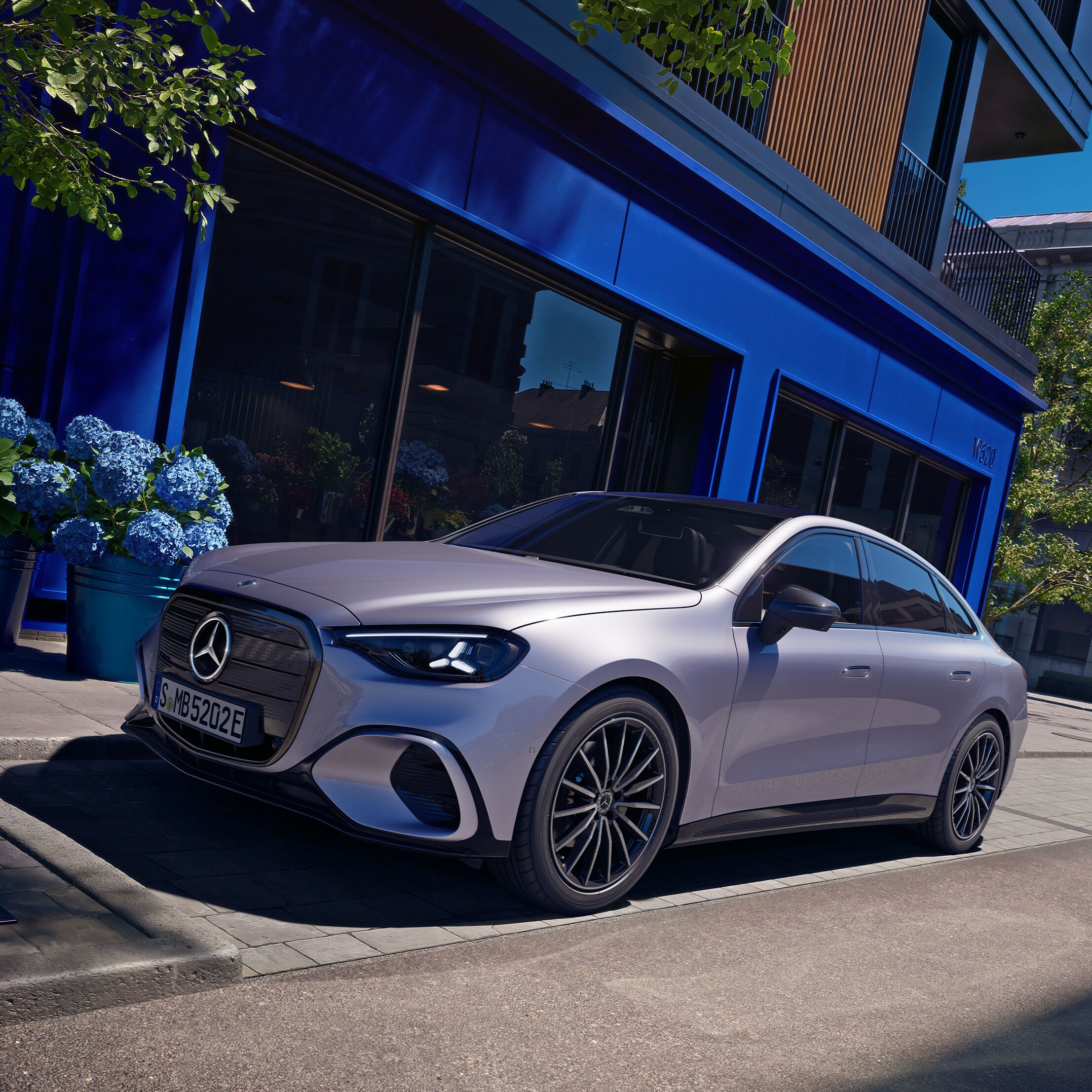 Silverfärgad eldriven Mercedes-Benz C-Klass sedd snett framifrån.