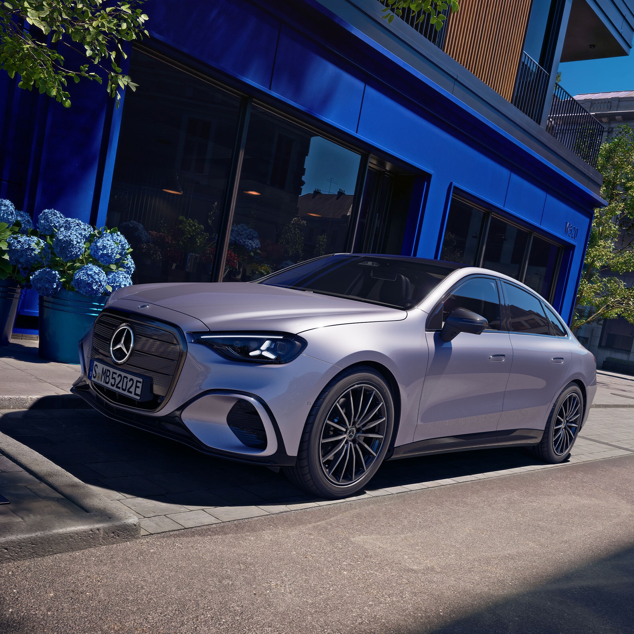 Silverfärgad eldriven Mercedes-Benz C-Klass sedd snett framifrån.