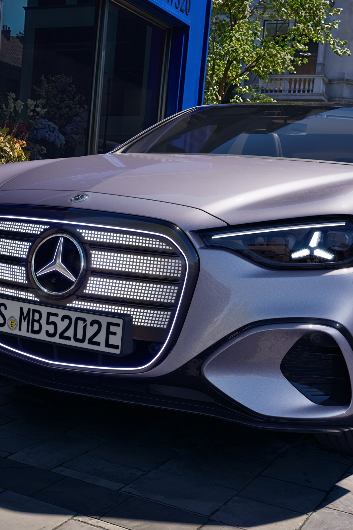 Närbild av kylargrillen på den nya elektriska C-Klass