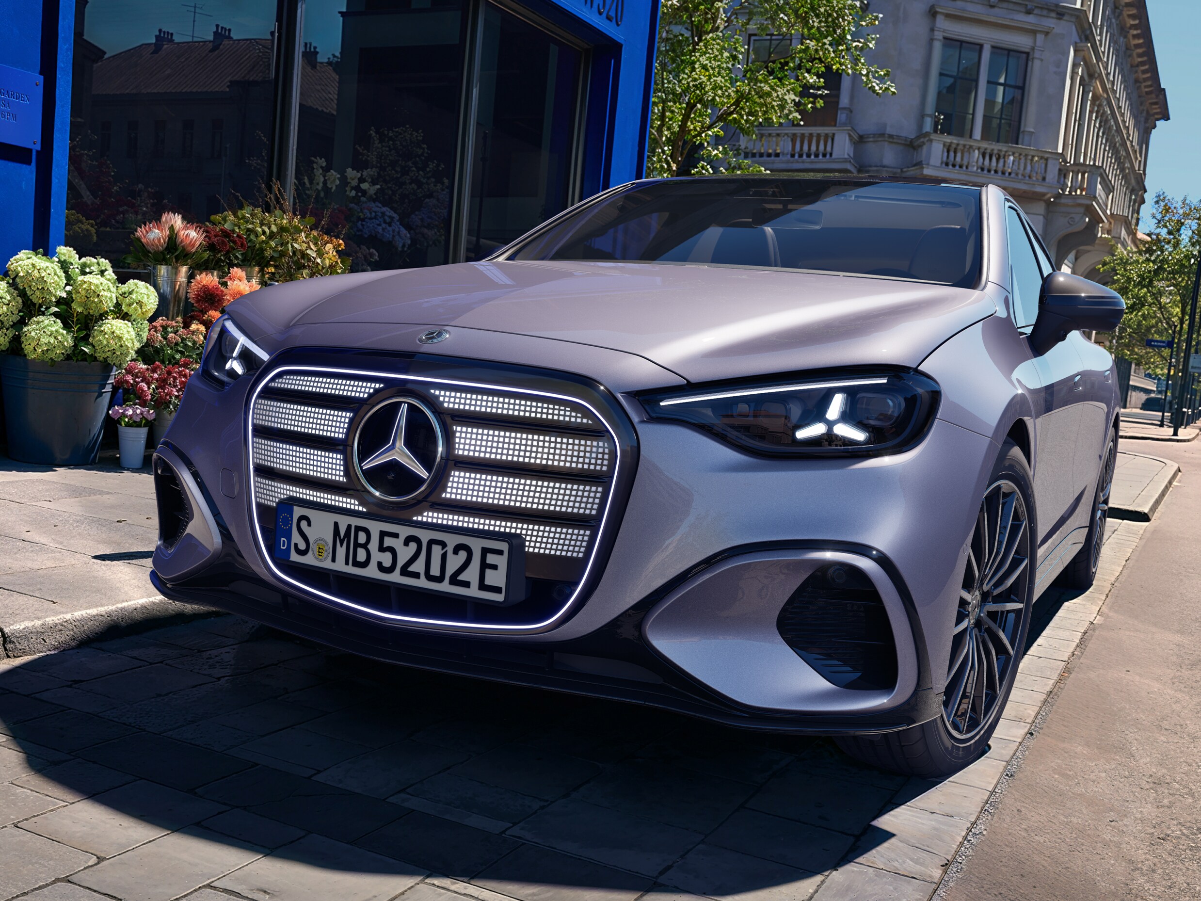 Frontgrillen på den elektriska Mercedes-Benz C-Klass sedd snett framifrån
