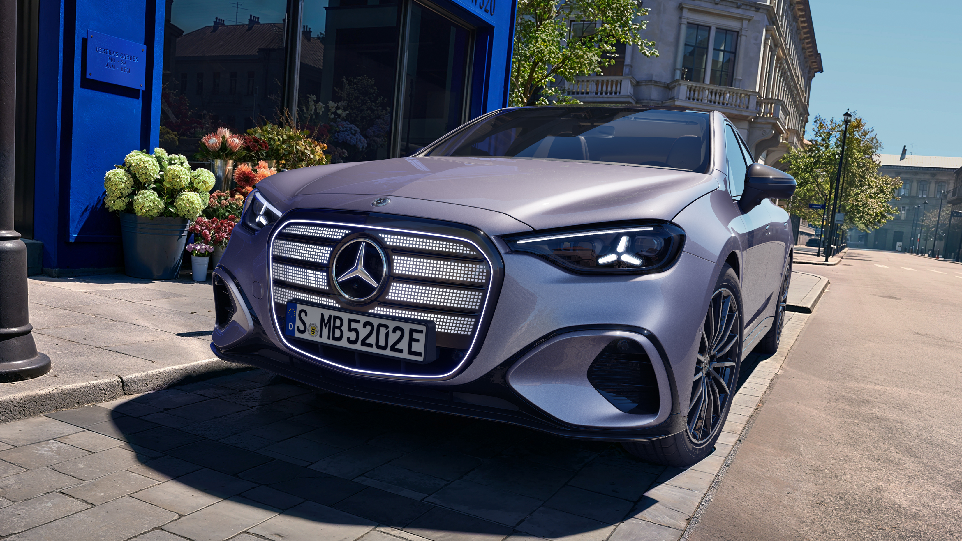 Laddning ingår | Aktuella erbjudanden och kampanjer | Mercedes-Benz Frontgrillen på den elektriska Mercedes-Benz C-Klass sedd snett framifrån