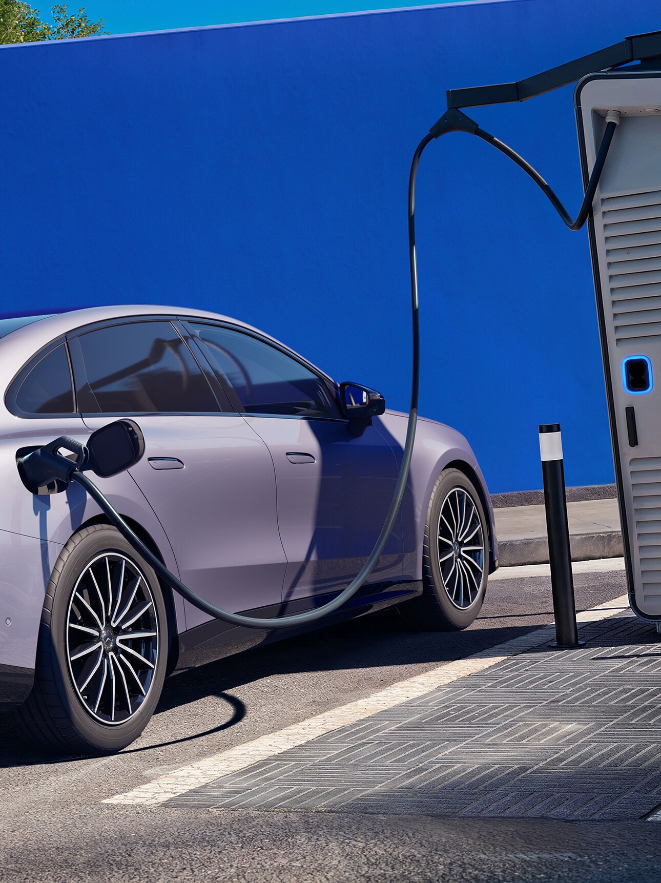 Den nya elektriska Mercedes-Benz C-Klass ansluten till en laddstation