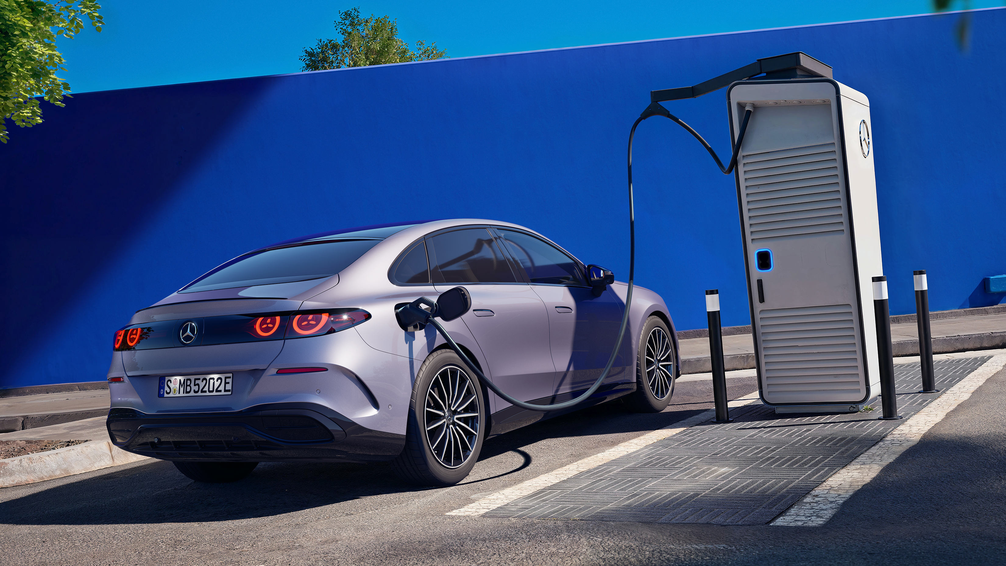 Nya helelektriska C-Klass | Mercedes-Benz Den nya elektriska Mercedes-Benz C-Klass ansluten till en laddstation