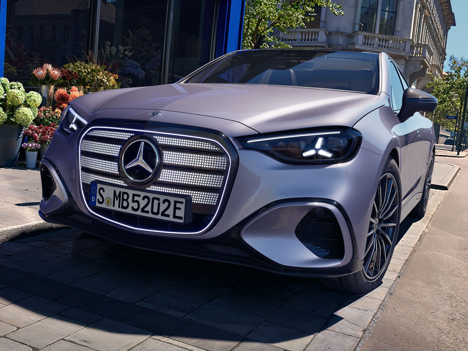 Den nya elektriska Mercedes-Benz C-Klass fotograferad snett underifrån