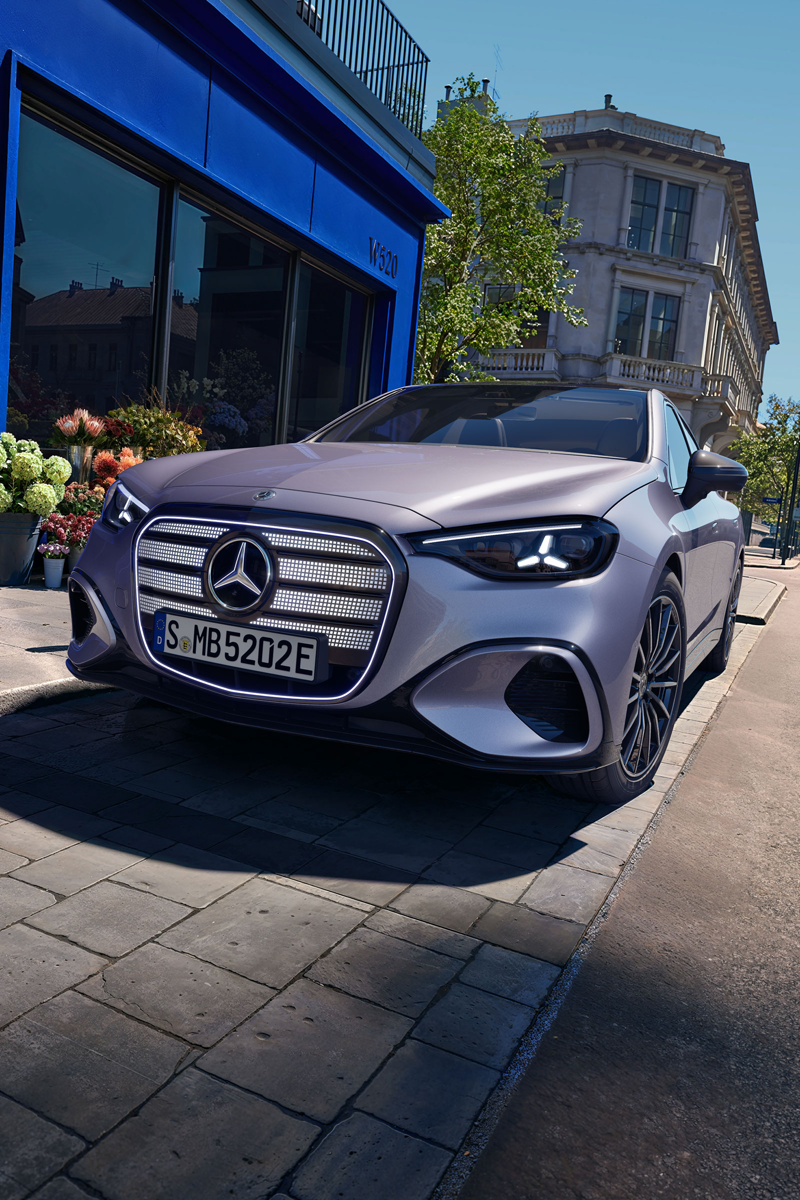 Världspremiär | Den nya helelektriska Mercedes-Benz C-Klass Den nya elektriska Mercedes-Benz C-Klass fotograferad snett underifrån