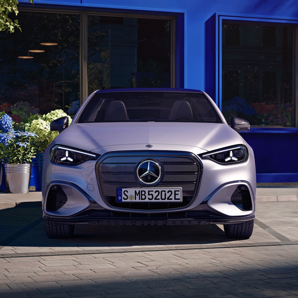 Den belysta frontdesignen på helt nya elektriska C-Klass från Mercedes-Benz.