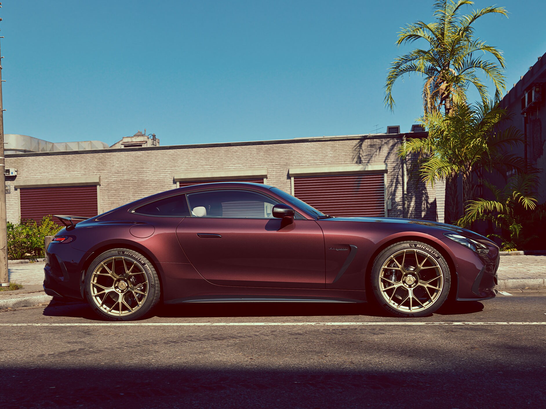 Lila Mercedes-AMG GT 2-dörrars Coupé sedd från sidan.