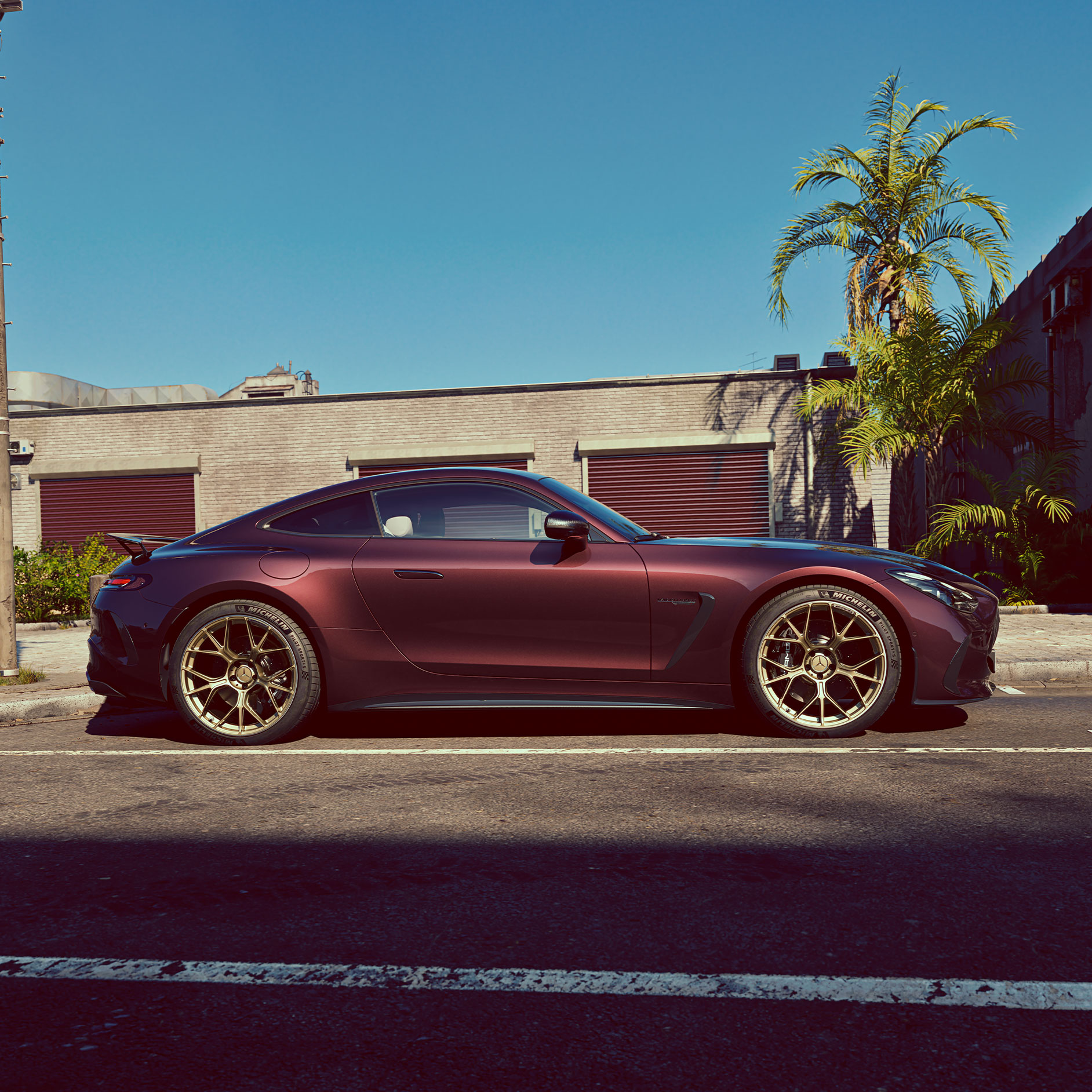 Sportbil | Liten sportbil | Mercedes-Benz Lila Mercedes-AMG GT 2-dörrars Coupé sedd från sidan.