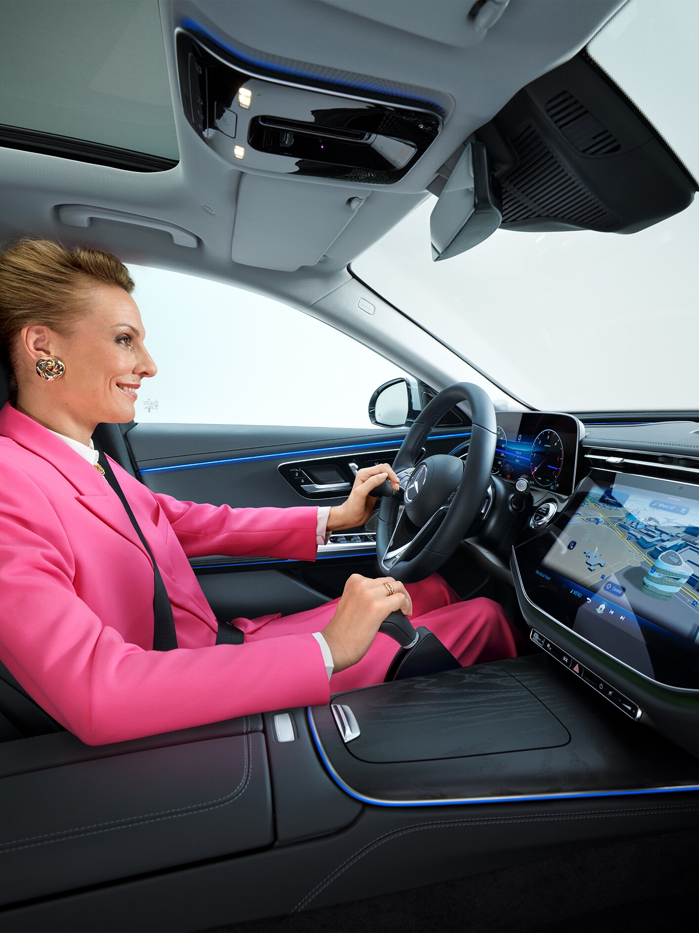 Interiör av anpassad Mercedes E-Klass med kvinna som kör med rattknopp