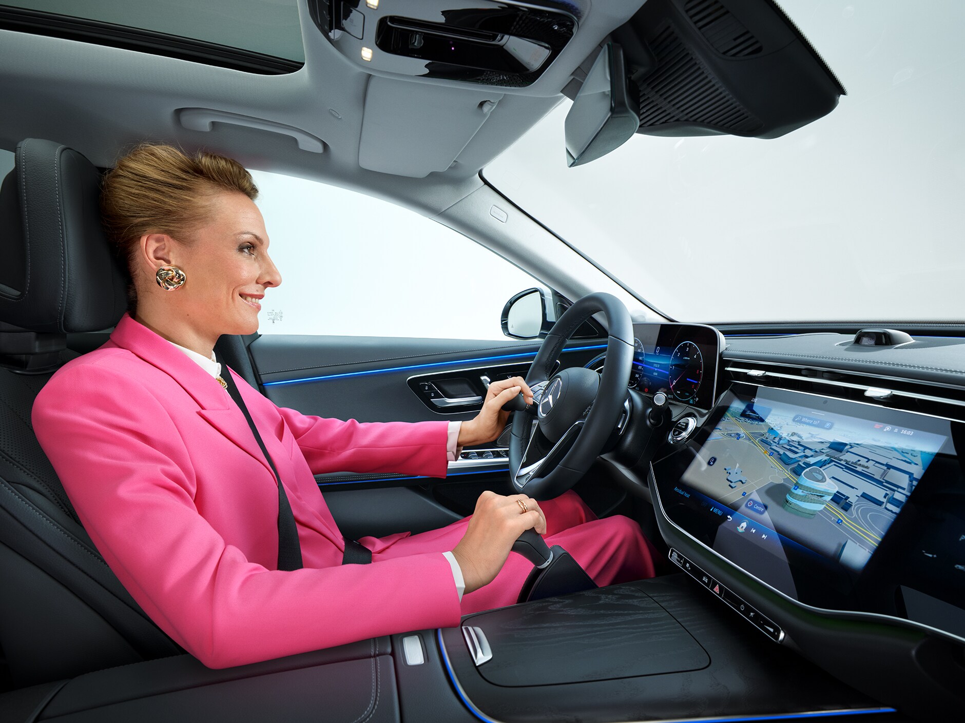 Interiör av anpassad Mercedes E-Klass med kvinna som kör med rattknopp.