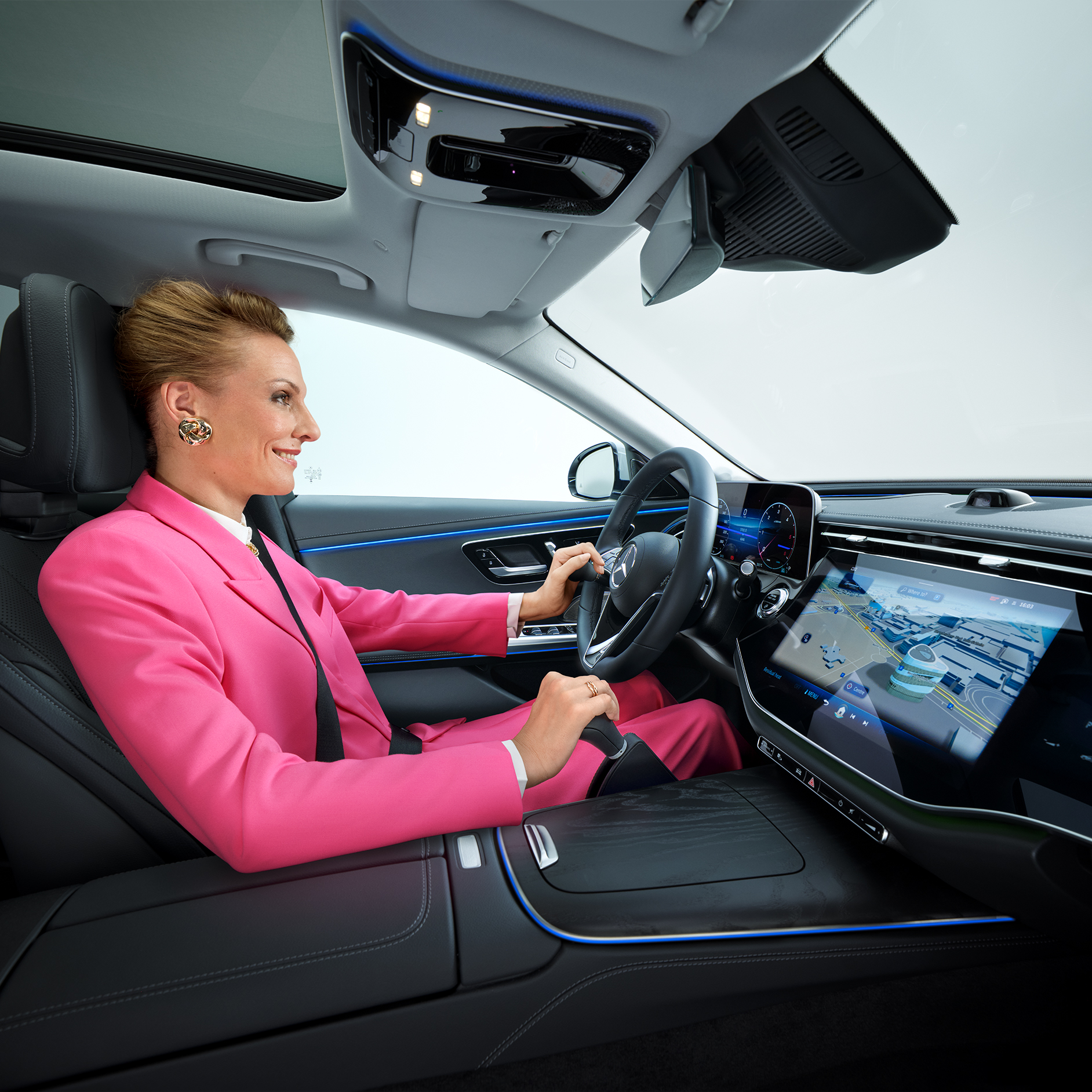 ”More Mobility”-broschyr | Körhjälpmedel | Mercedes-Benz Interiör av anpassad Mercedes E-Klass med kvinna som kör med rattknopp.