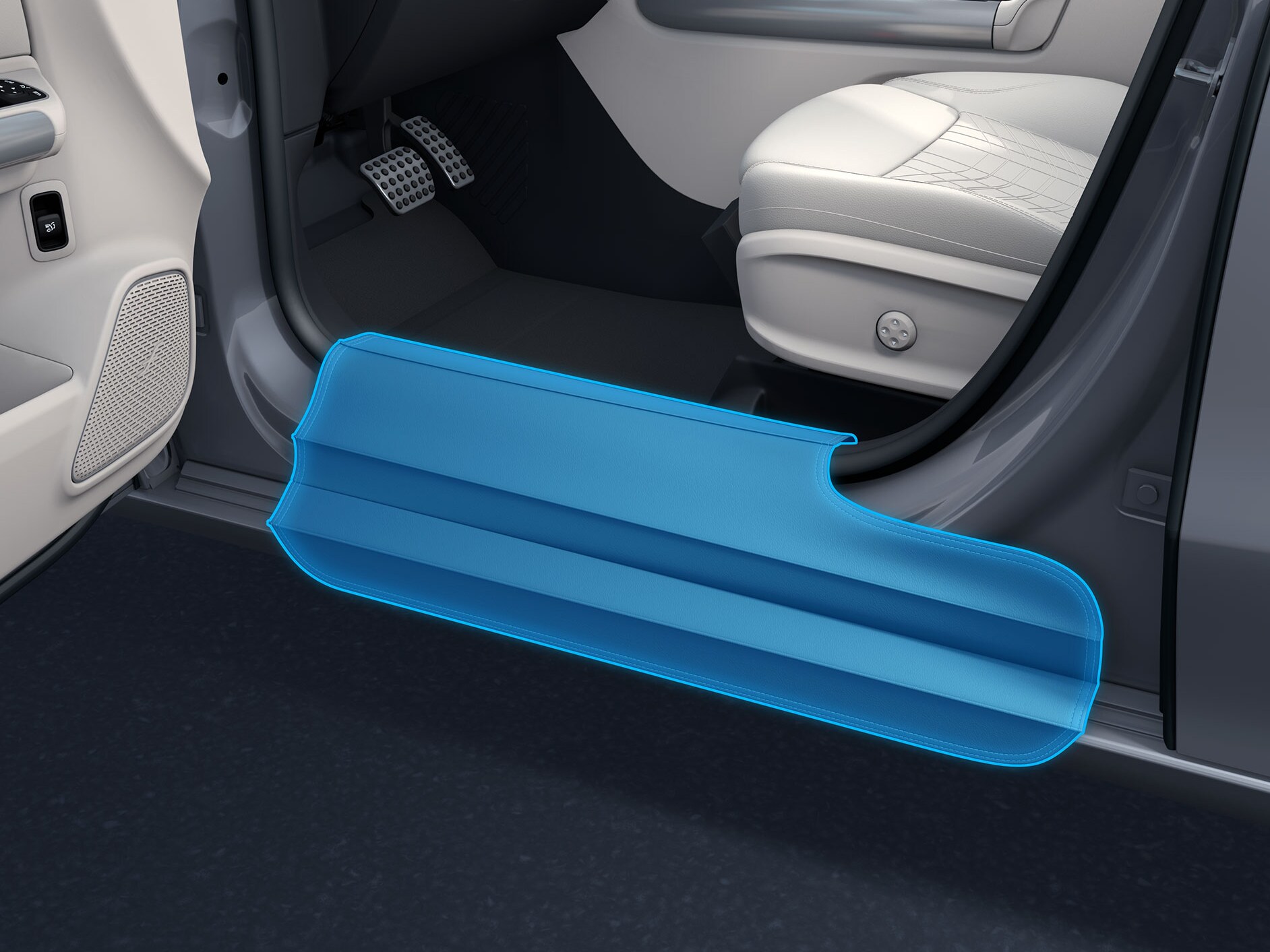 En detaljerad bild av instegsskyddet, med öppen dörr, i en funktionshinderanpassad bil.