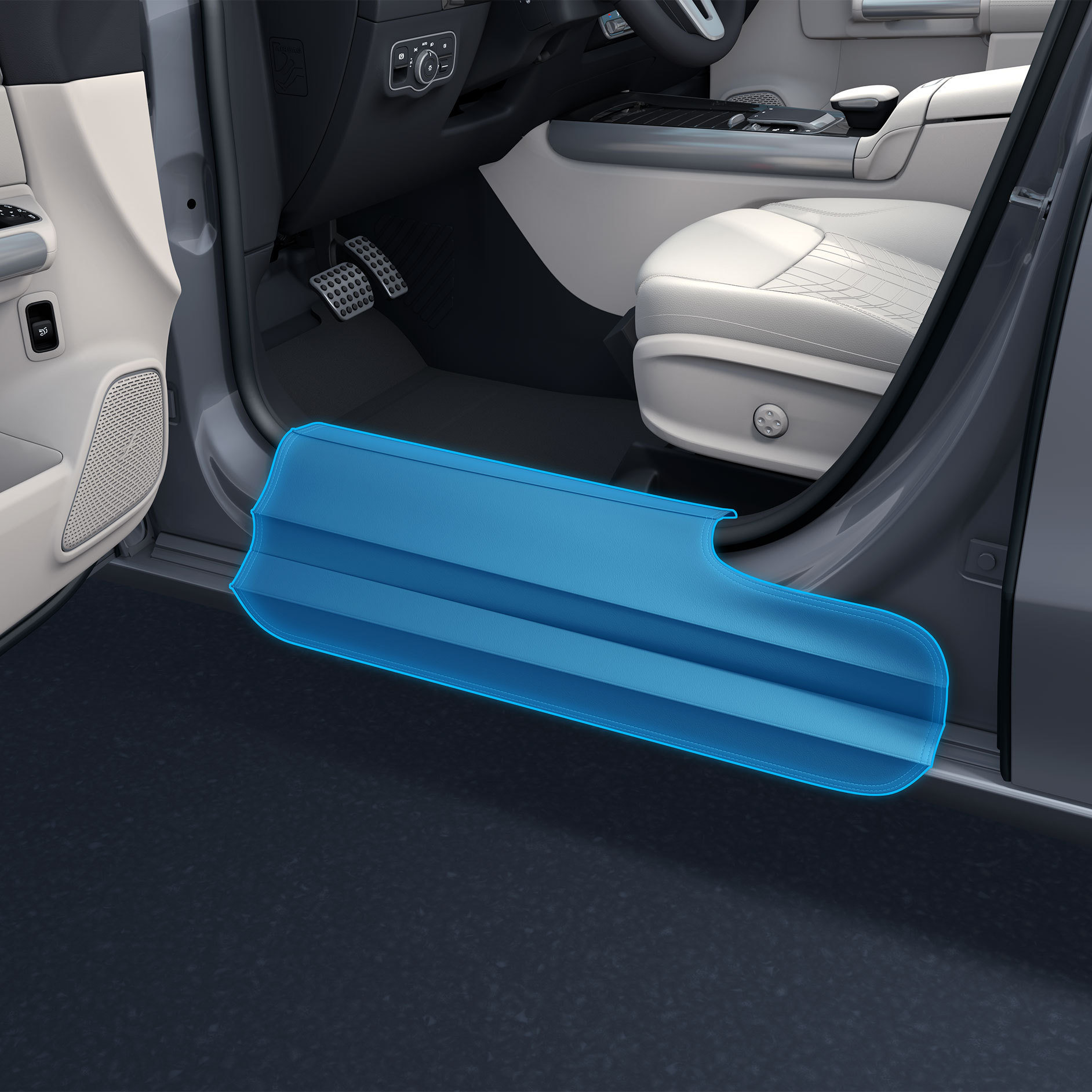 Instegsskydd | Körhjälpmedel | Mercedes-Benz Instegsskyddet med öppen dörr, i en funktionshinderanpassad bil.