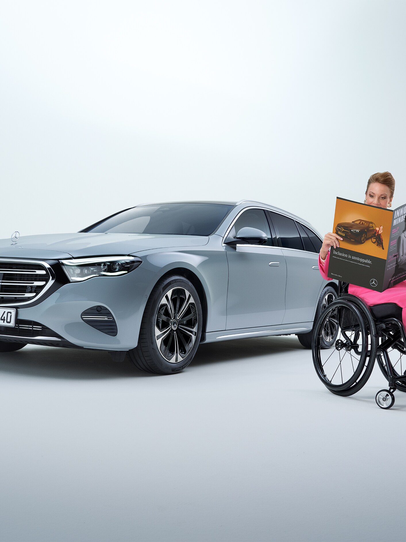 E-Klass Kombi ombyggd till handikappanpassad bil med kvinna i rullstol