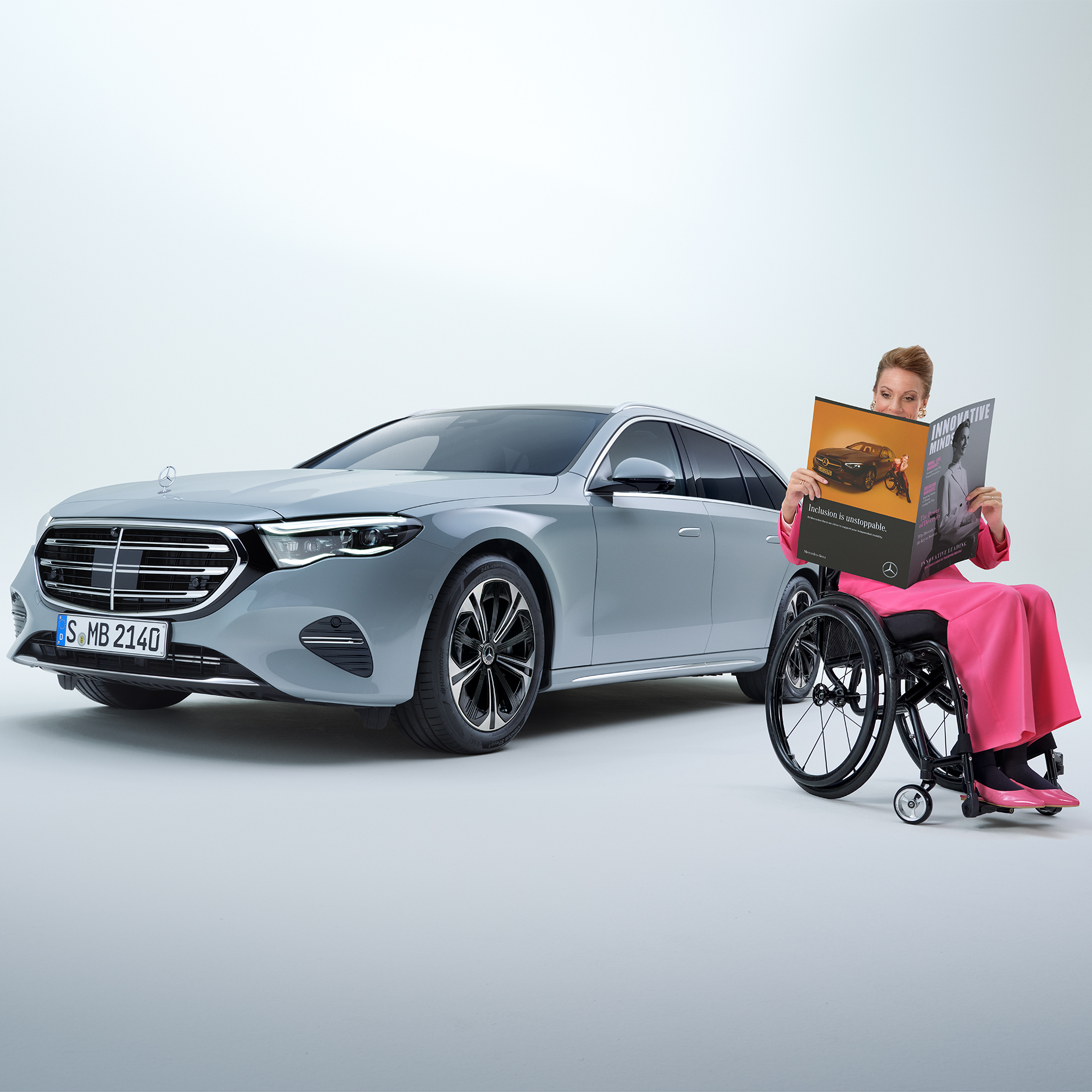 Hjälpmedel för in- och utstigning | Körhjälpmedel | Mercedes-Benz E-Klass Kombi ombyggd till handikappanpassad bil med kvinna i rullstol.