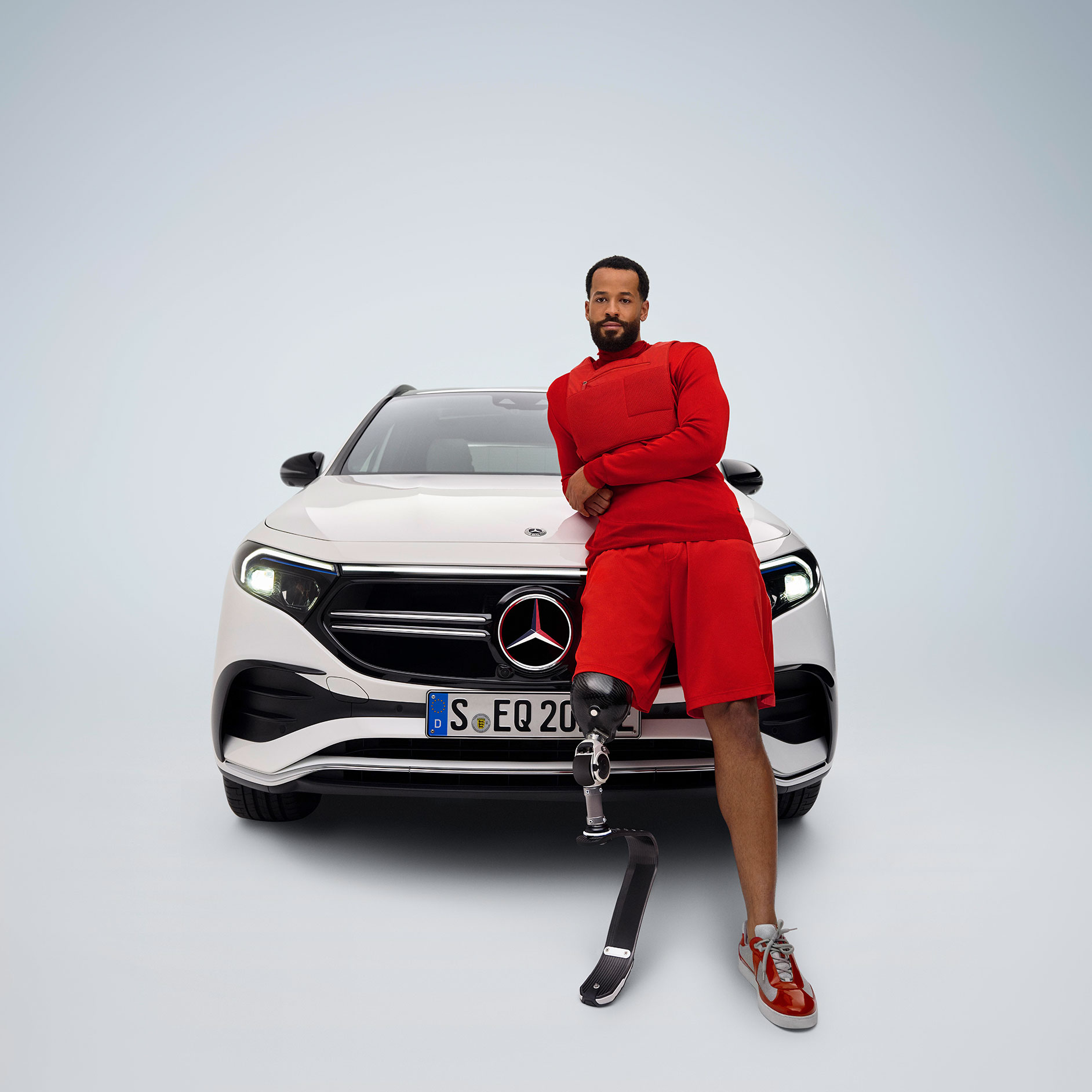 Pedalanpassningar | Körhjälpmedel | Mercedes-Benz Man med benprotes framifrån funktionshinderanpassad EQA.