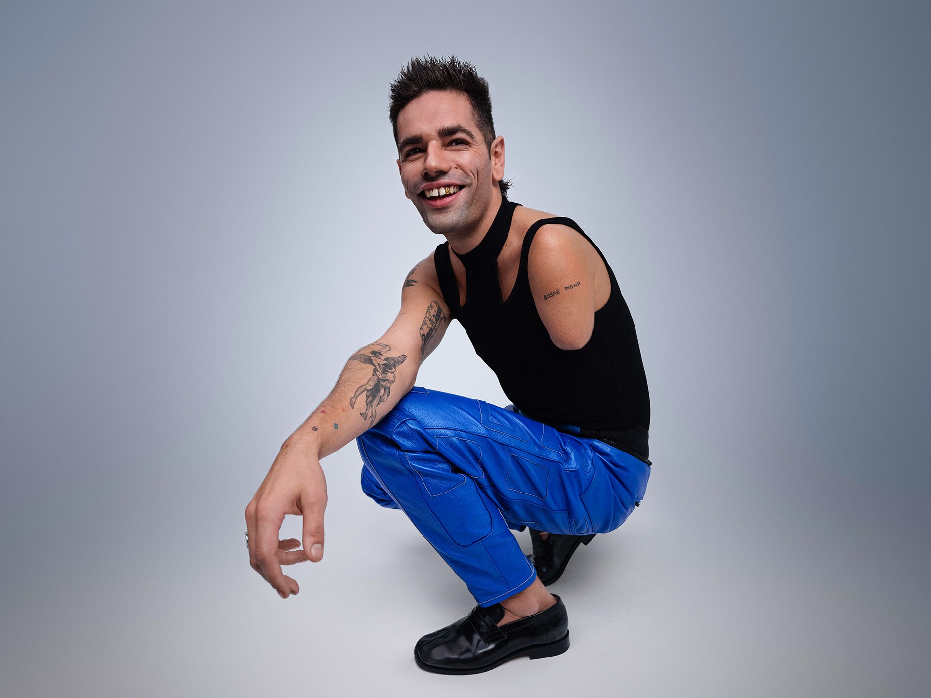 Bild på en man utan arm.