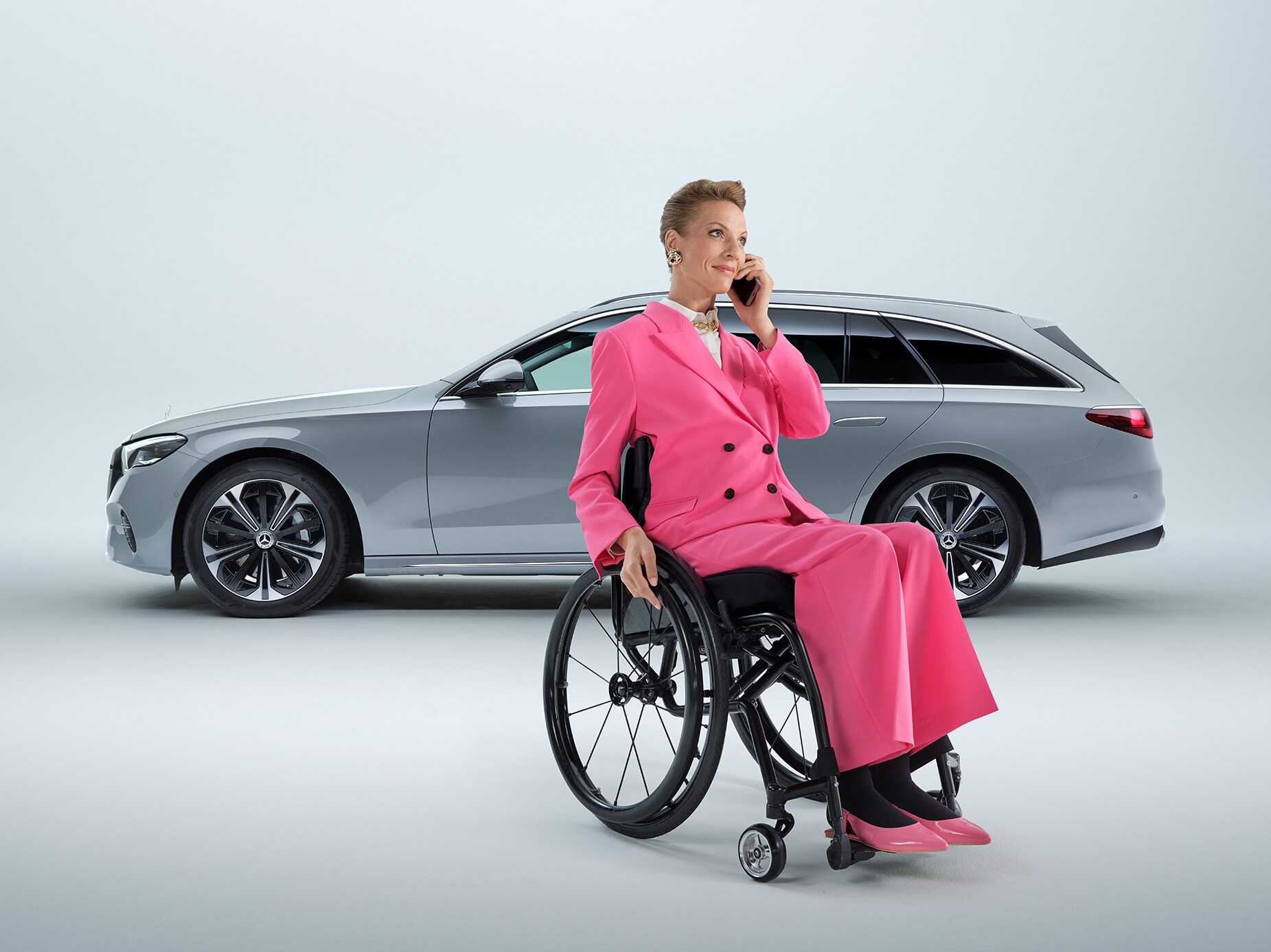 Sidovy av anpassad Mercedes E-Klass Kombi med kvinna i rullstol.