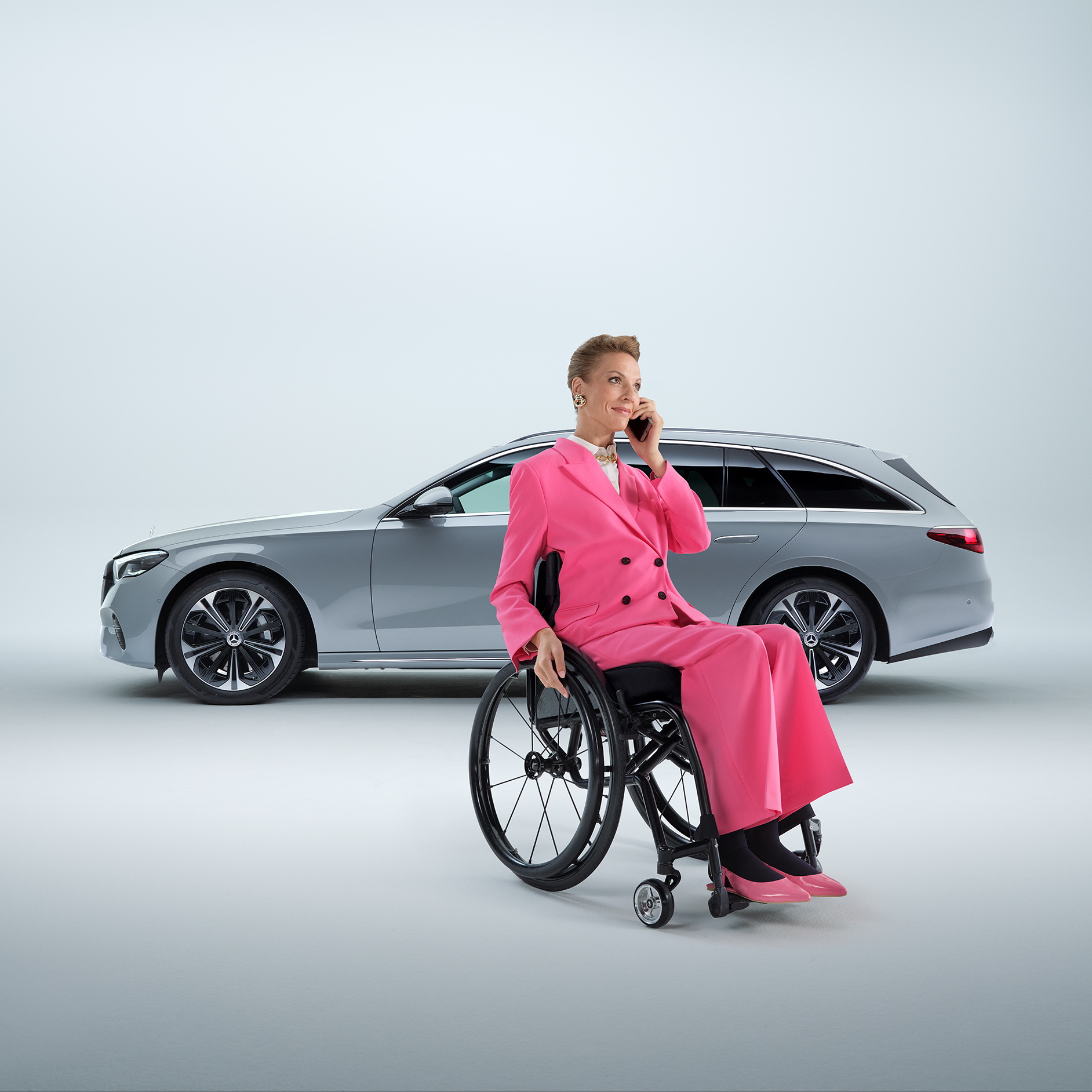 Rådgivning | Körhjälpmedel | Mercedes-Benz Sidovy av anpassad Mercedes E-Klass Kombi med kvinna i rullstol.
