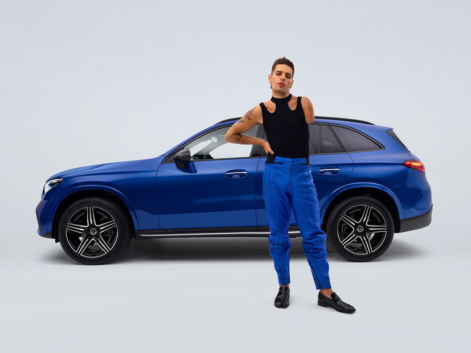 Man framifrån en funktionshinderanpassad Mercedes-Benz GLC SUV.