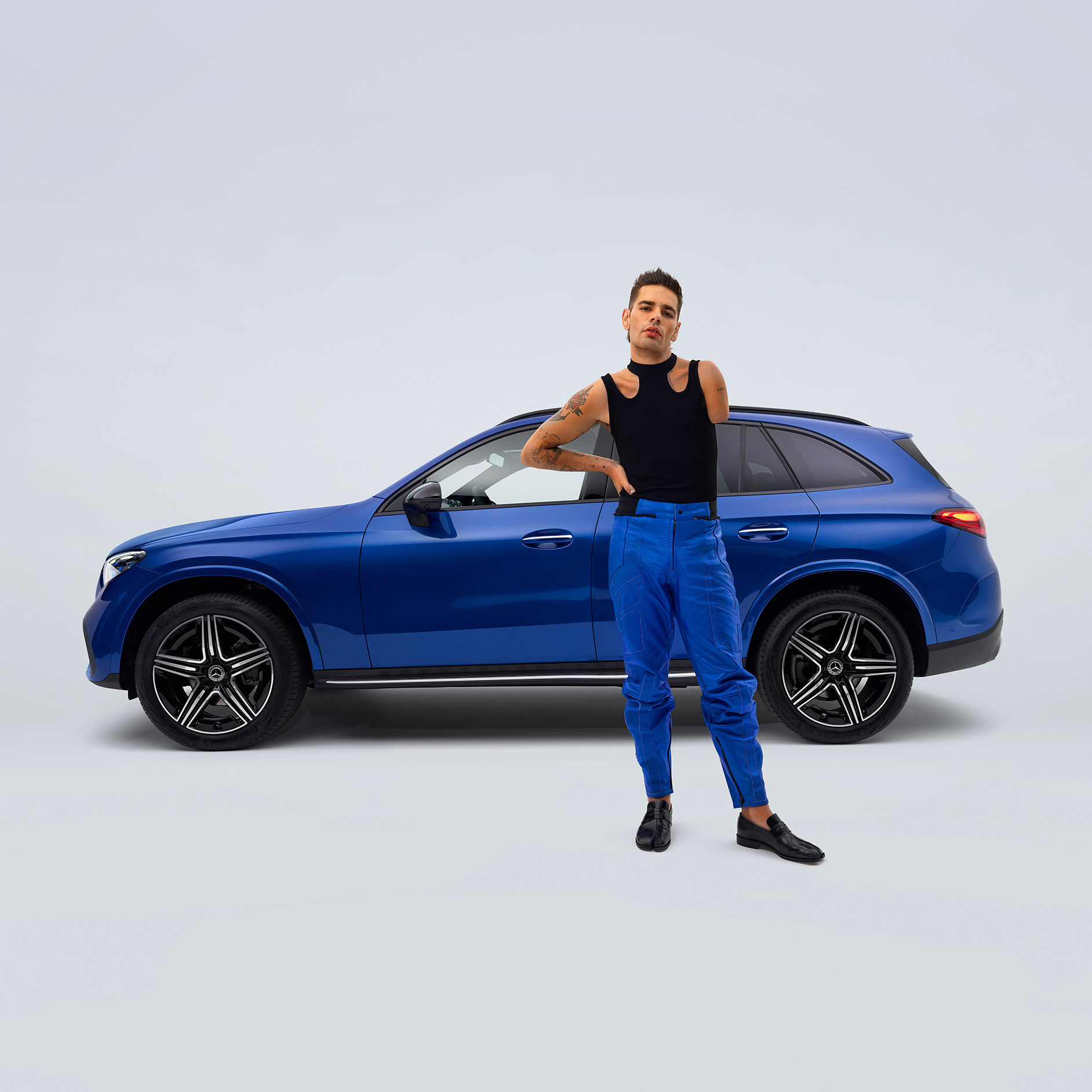 Kontroll- och manövreringshjälpmedel | Körhjälpmedel | Mercedes-Benz Man framifrån en funktionshinderanpassad Mercedes-Benz GLC SUV.