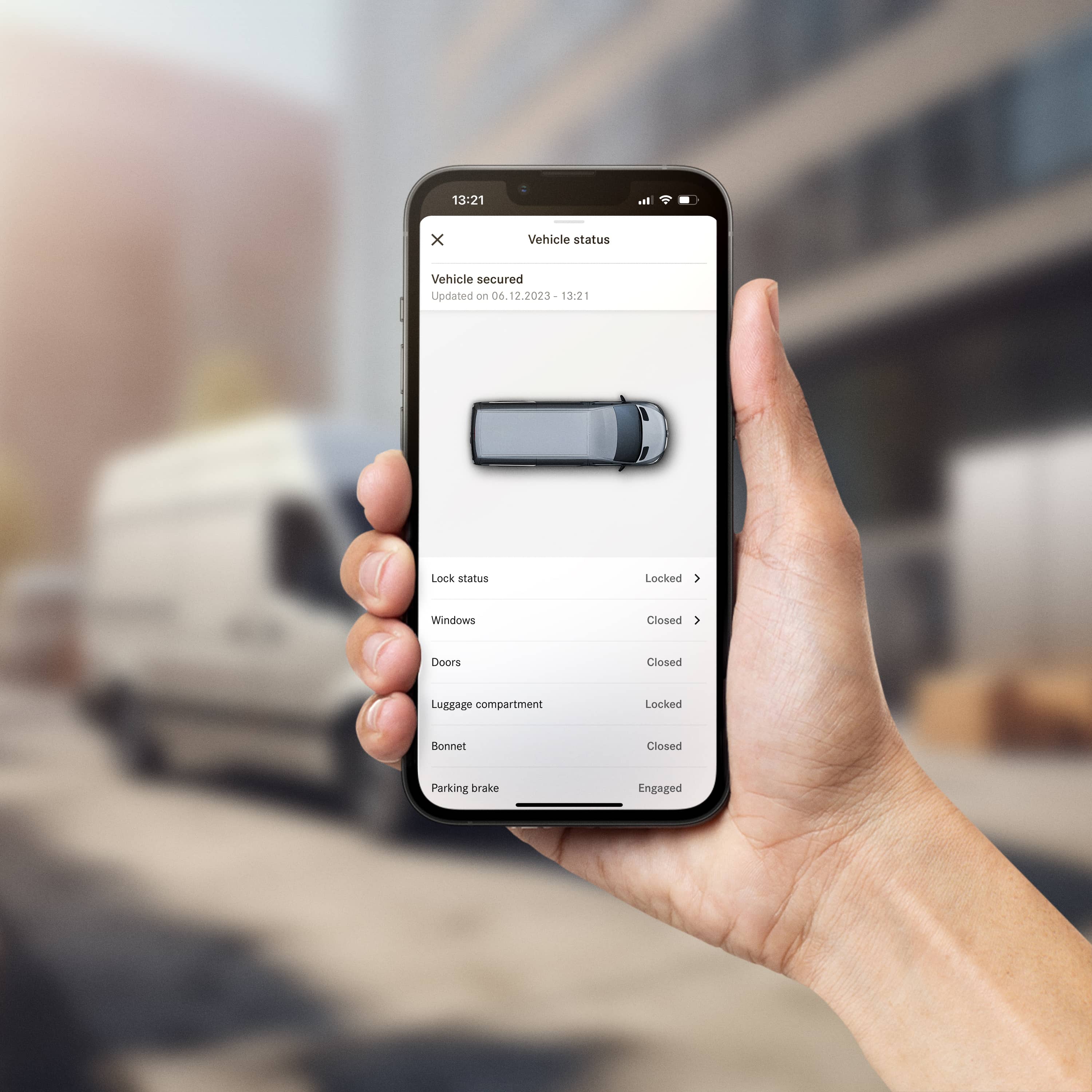 Vito Fighter | Mercedes-Benz Transportbilar Person håller smartphone med Mercedes-Benz app, Vito i bakgrunden