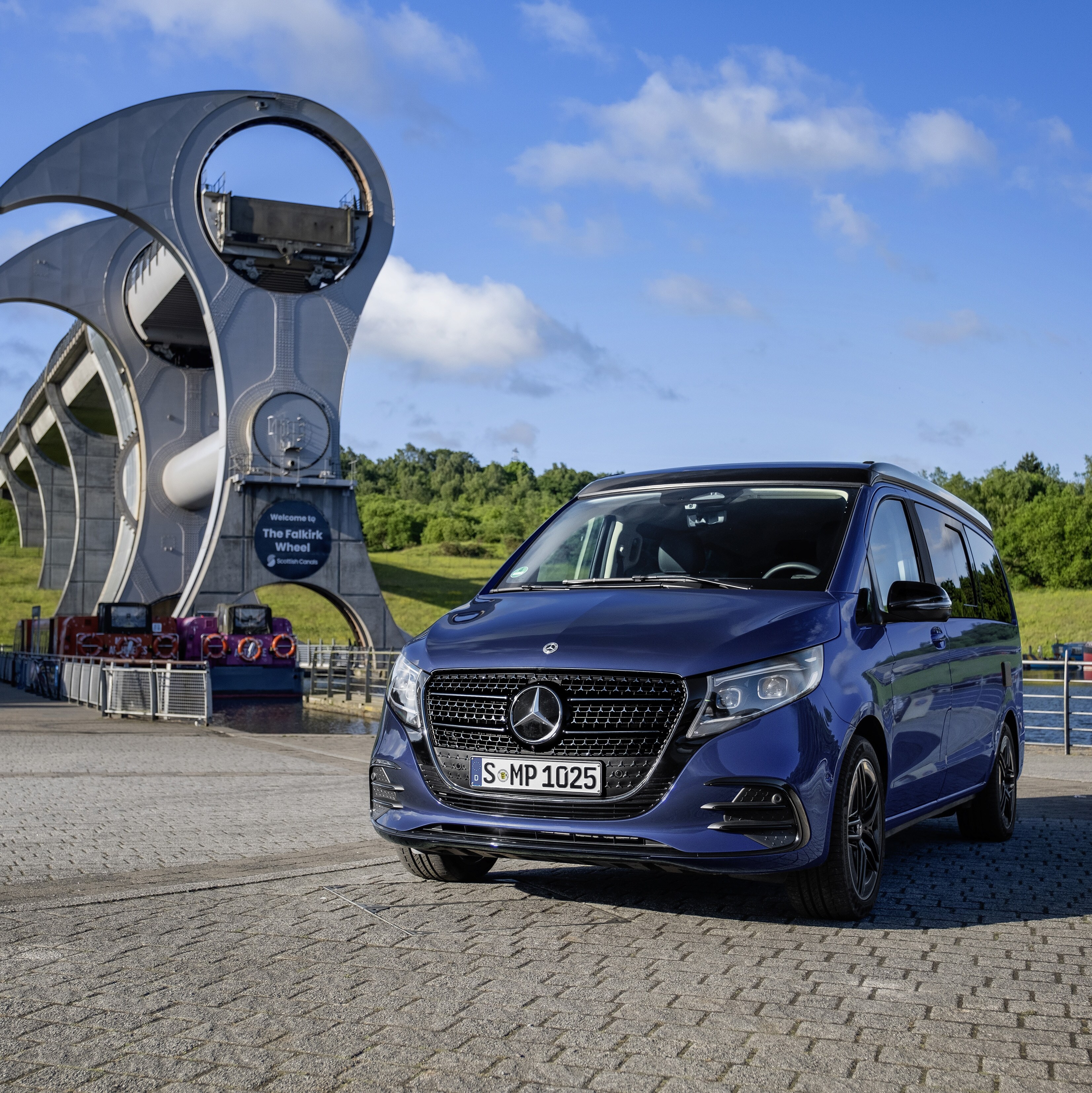 Mercedes-Benz Marco Polo campingbil i ett naturskönt landskap.
