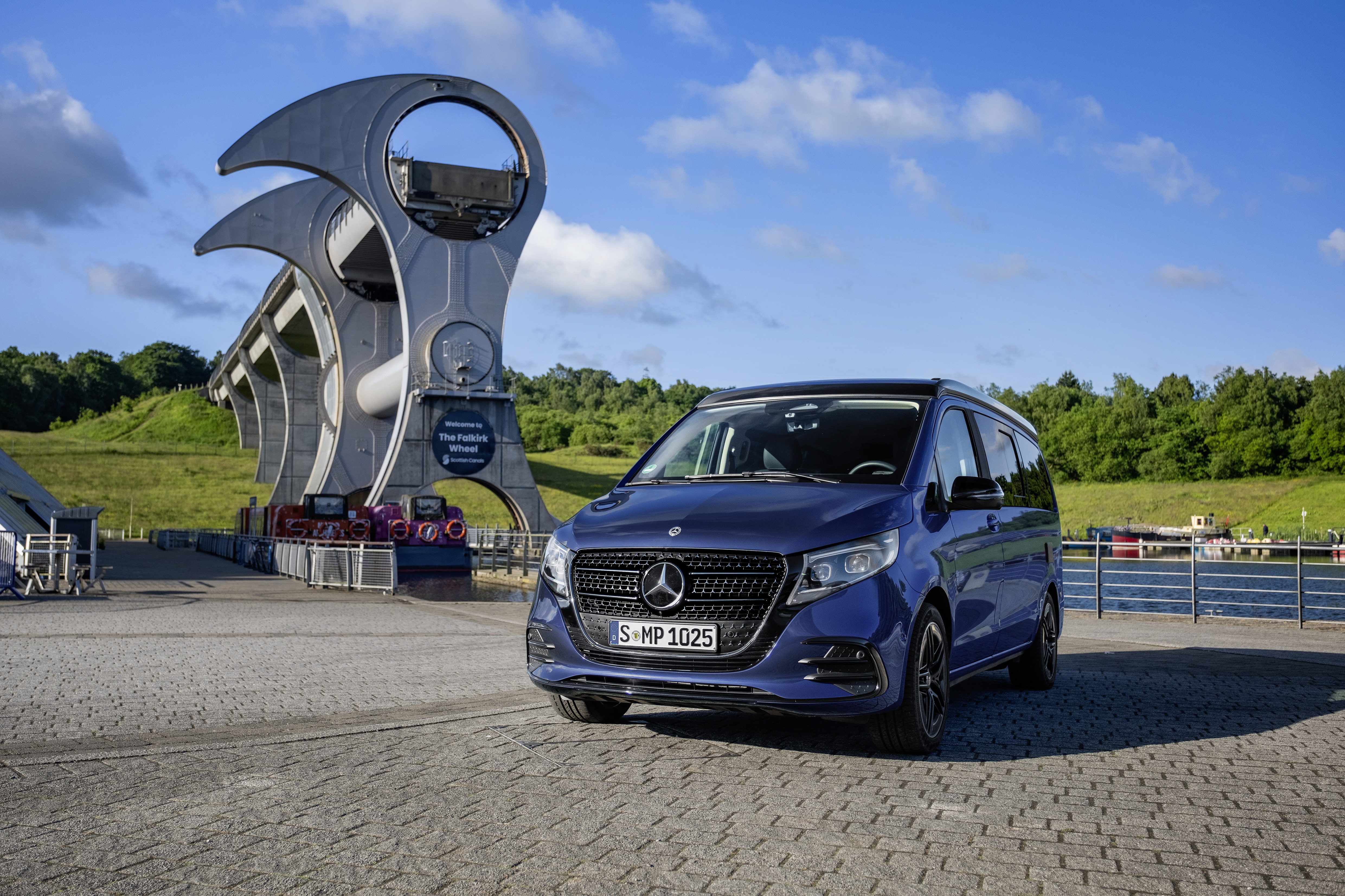 Marco Polo | Transportbils- och campingbilsmodeller | Mercedes-Benz transportbilar Mercedes-Benz Marco Polo campingbil i ett naturskönt landskap.