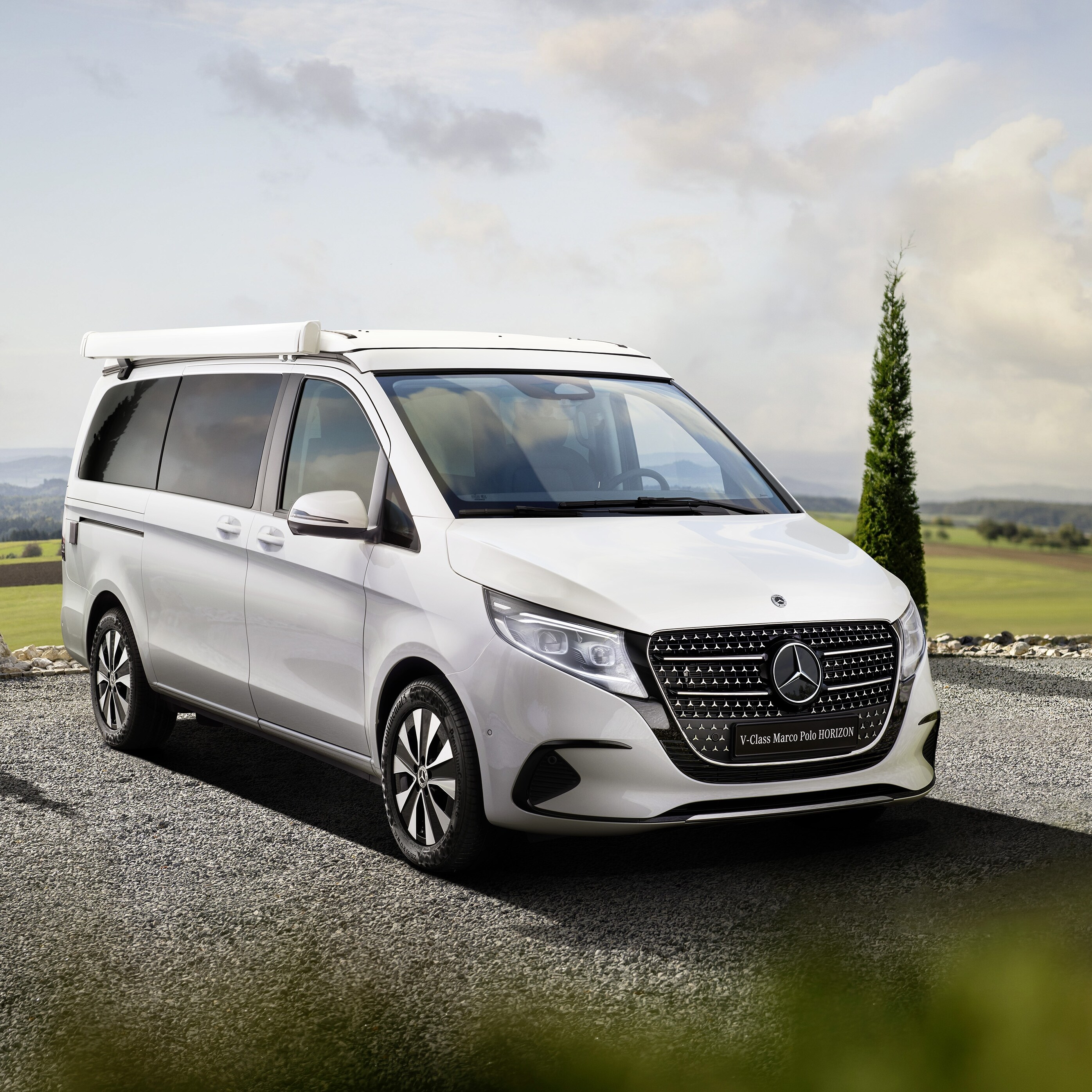 Mercedes-Benz Marco Polo HORIZON i en äventyrlig utomhusmiljö med uppfällbart tak.