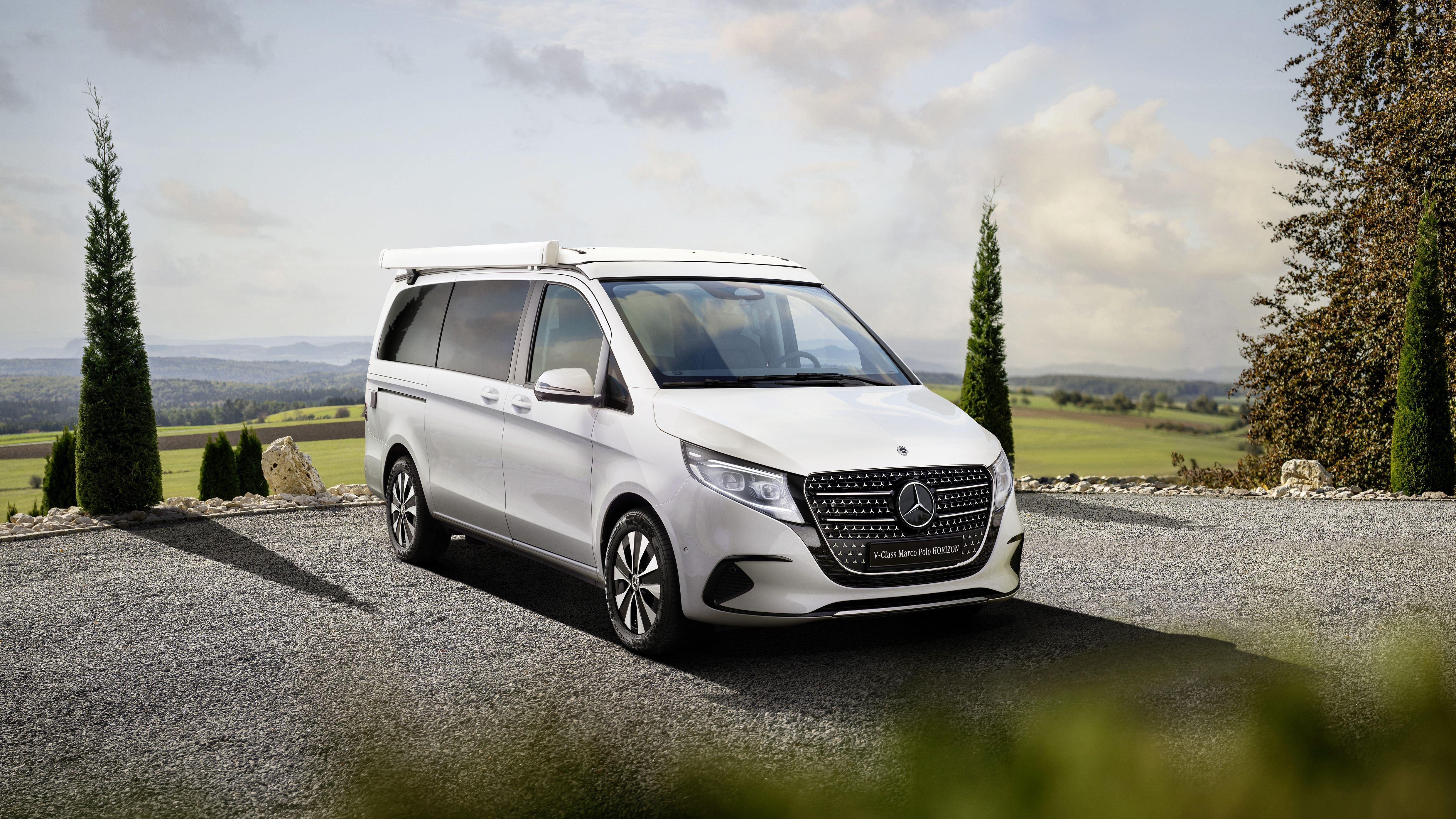 Marco Polo HORIZON | Transportbils- och campingbilsmodeller | Mercedes-Benz transportbilar Mercedes-Benz Marco Polo HORIZON i en äventyrlig utomhusmiljö med uppfällbart tak.