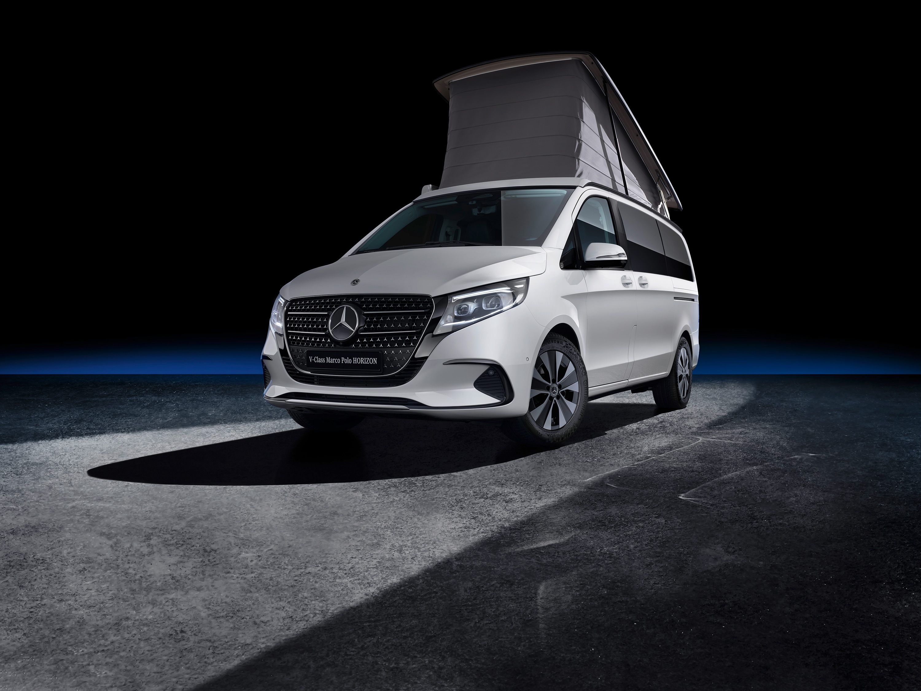 Marco Polo HORIZON | Sprinter Camper Vans | Mercedes-Benz Marco Polo HORIZON med pop-up-tak i ett kargt ökenlandskap som lyfter fram terrängäventyr och vanlife.