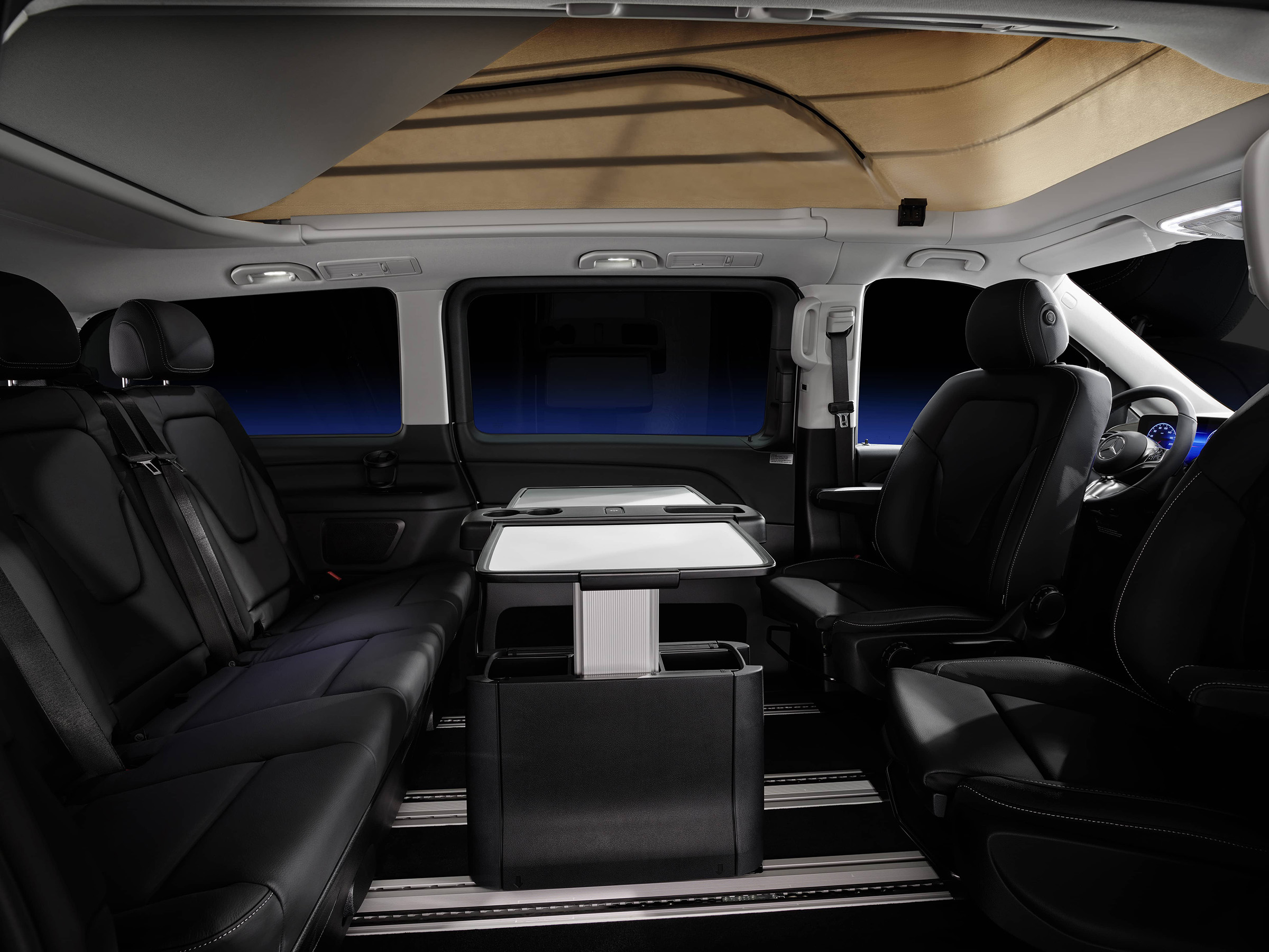Matbord | Marco Polo HORIZON World | Mercedes-Benz Interiören i Mercedes-Benz Marco Polo HORIZON med bord, uppfällbart tak och flexibel bodel.