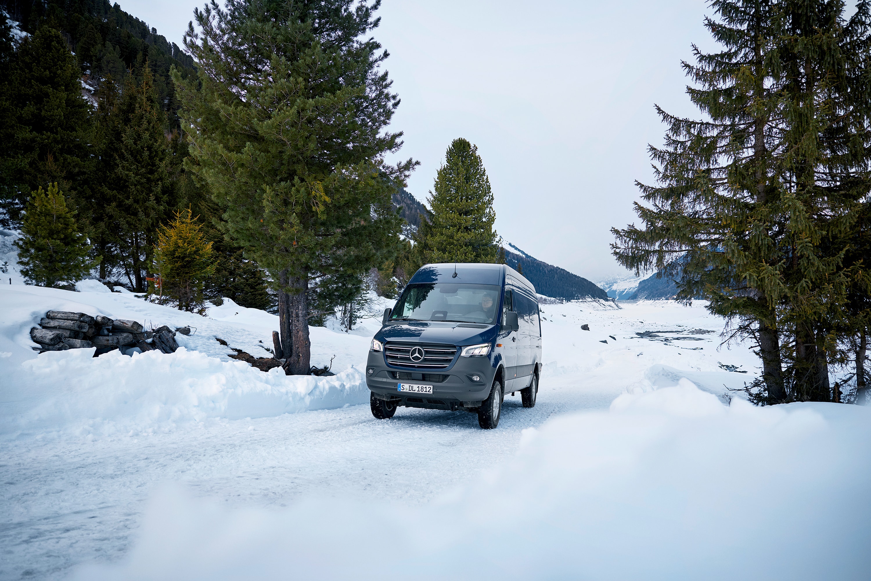 Däckförvaring | Orginalhjul | Mercedes-Benz Transportbilar Mercedes-Benz-medarbetare monterar ett nytt däck på en skåpbil.
