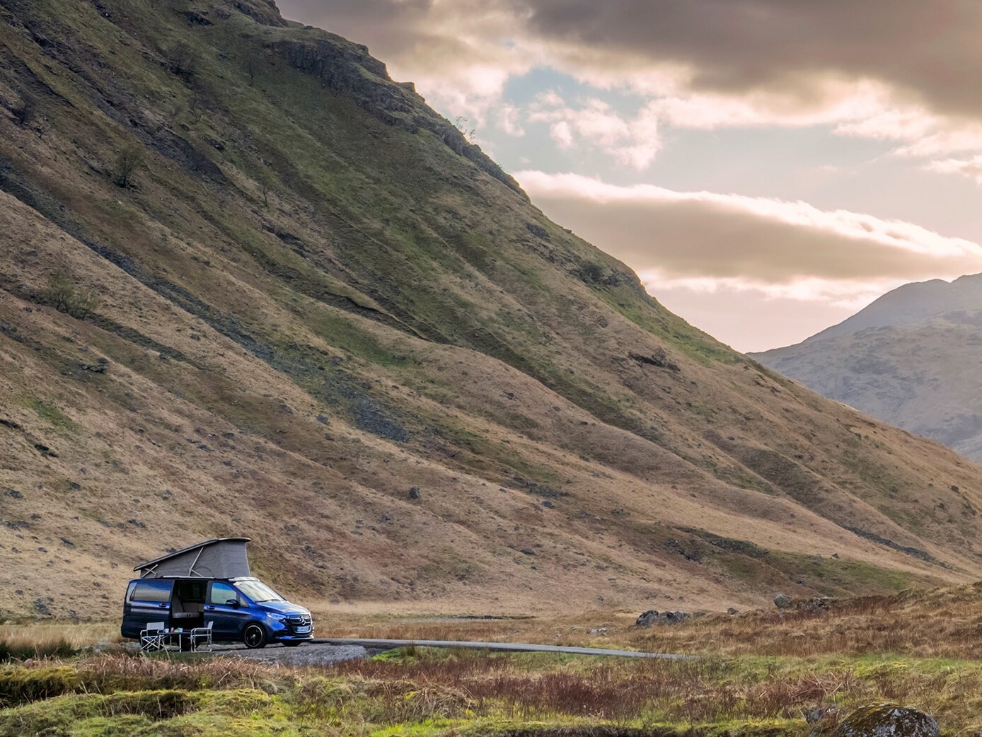Mercedes‑Benz Marco Polo campingbil i ett dramatiskt bergslandskap, illustrerar friheten i en campingbil, utomhusäventyr och premium resekomfort.