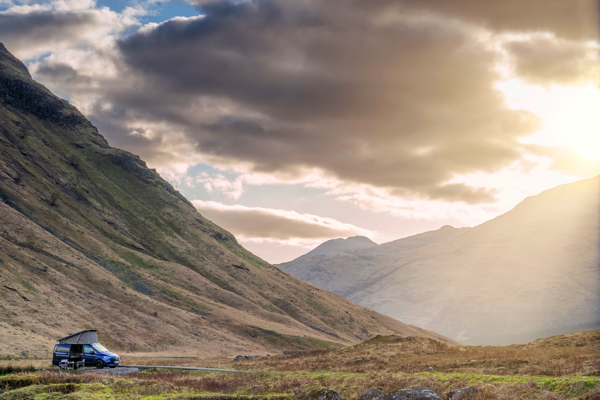 Marco Polo i bergen | Marco Polo World | Mercedes-Benz Mercedes‑Benz Marco Polo campingbil i ett dramatiskt bergslandskap, illustrerar friheten i en campingbil, utomhusäventyr och premium resekomfort.