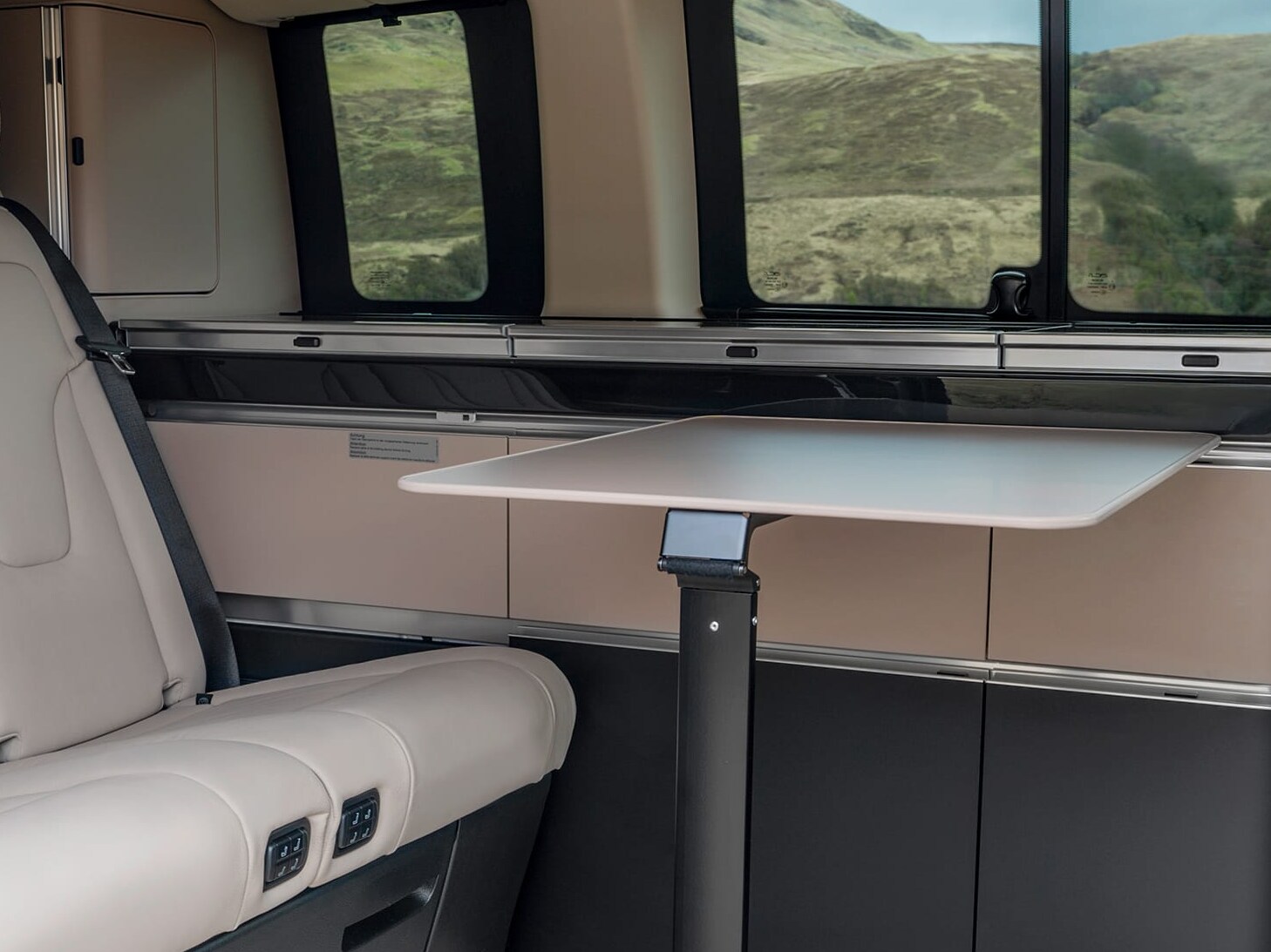 Mercedes-Benz Marco Polo interiör med utfällbart bord och en flexibel bostadsyta.