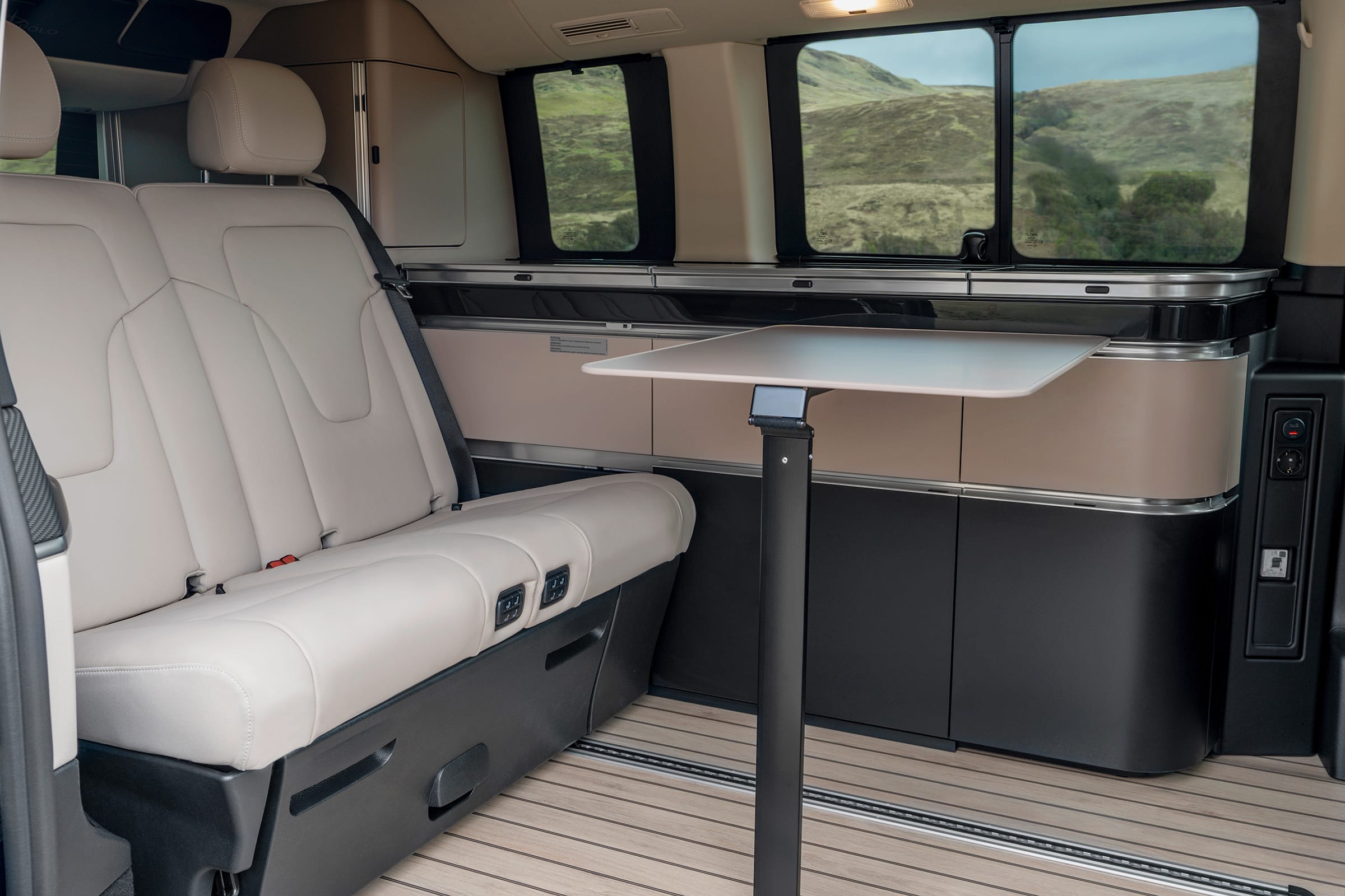 Utfällbart bord | Marco Polo World | Mercedes-Benz Mercedes-Benz Marco Polo interiör med utfällbart bord och en flexibel bostadsyta.
